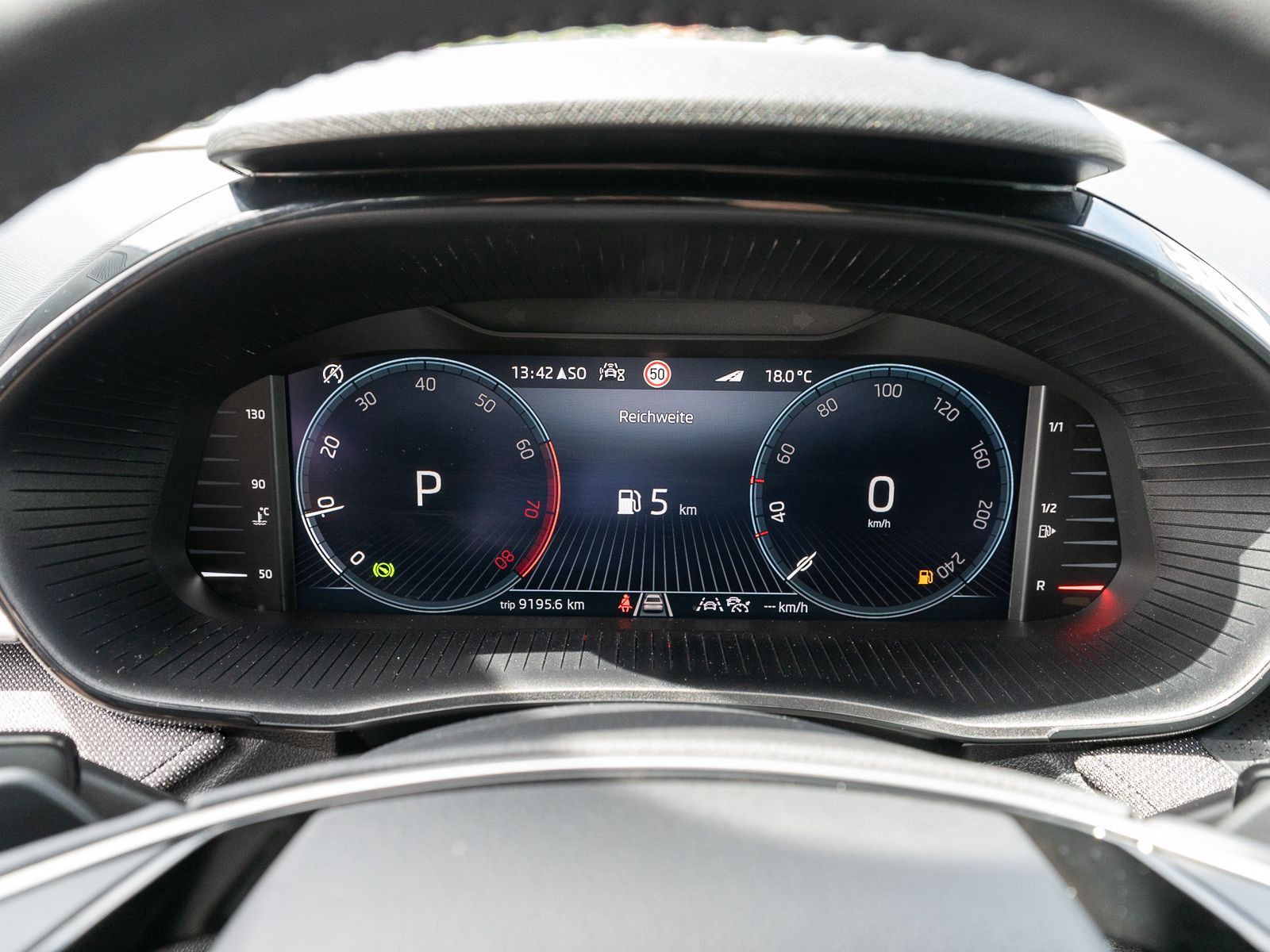Fahrzeugabbildung SKODA Fabia Selection 1.5 TSI DSG LED NAVI PANO ACC VC