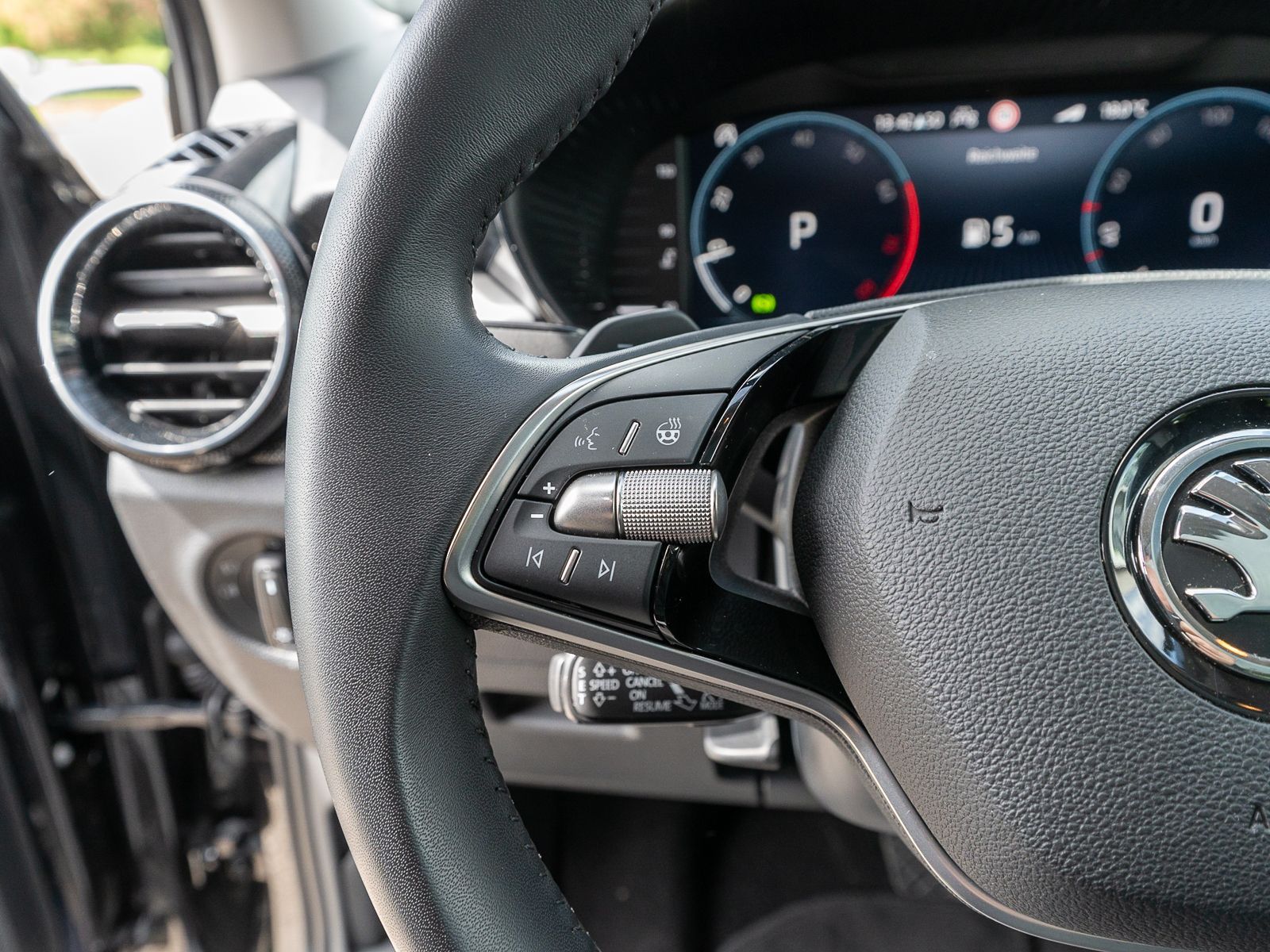 Fahrzeugabbildung SKODA Fabia Selection 1.5 TSI DSG LED NAVI PANO ACC VC