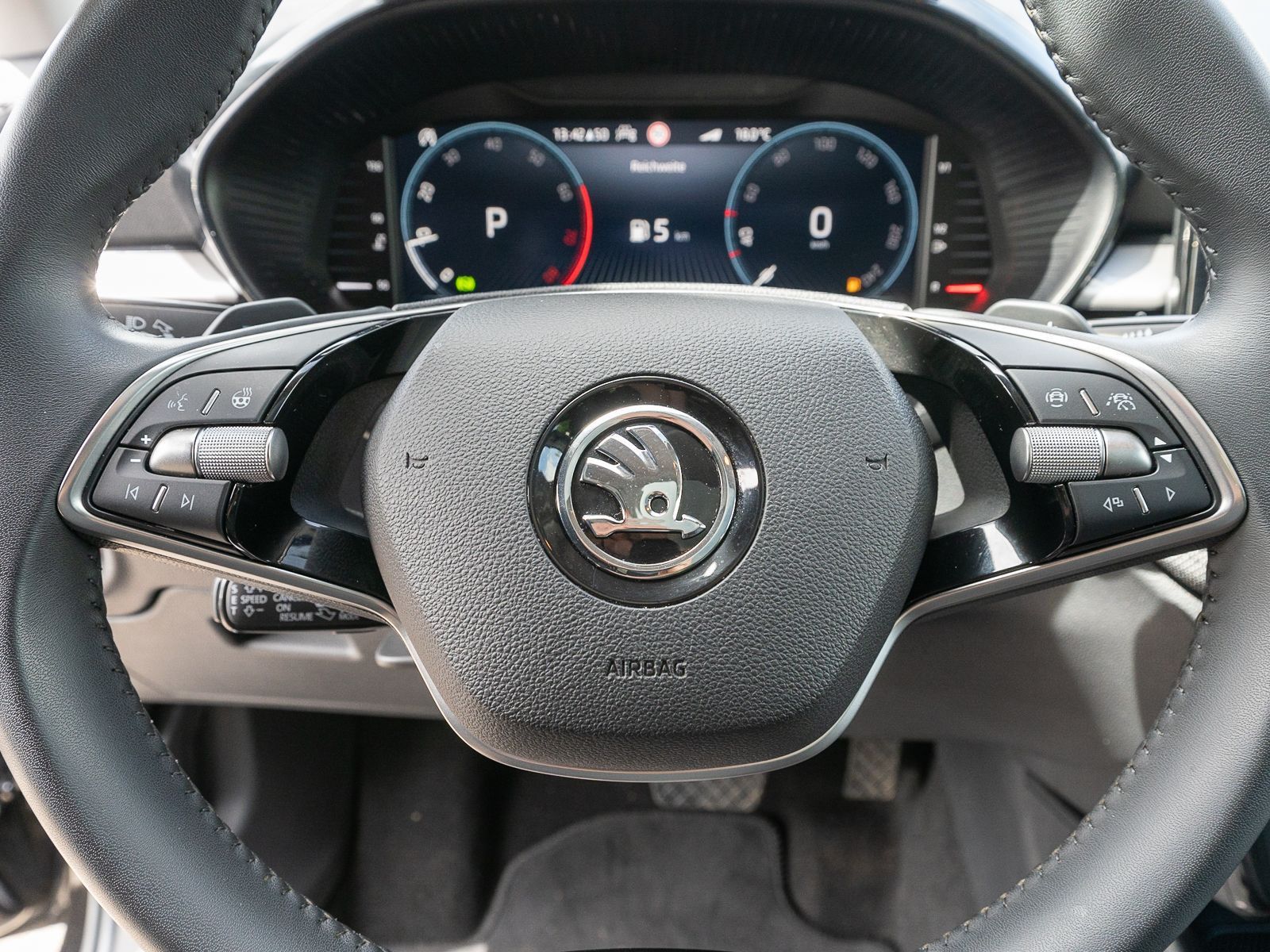 Fahrzeugabbildung SKODA Fabia Selection 1.5 TSI DSG LED NAVI PANO ACC VC
