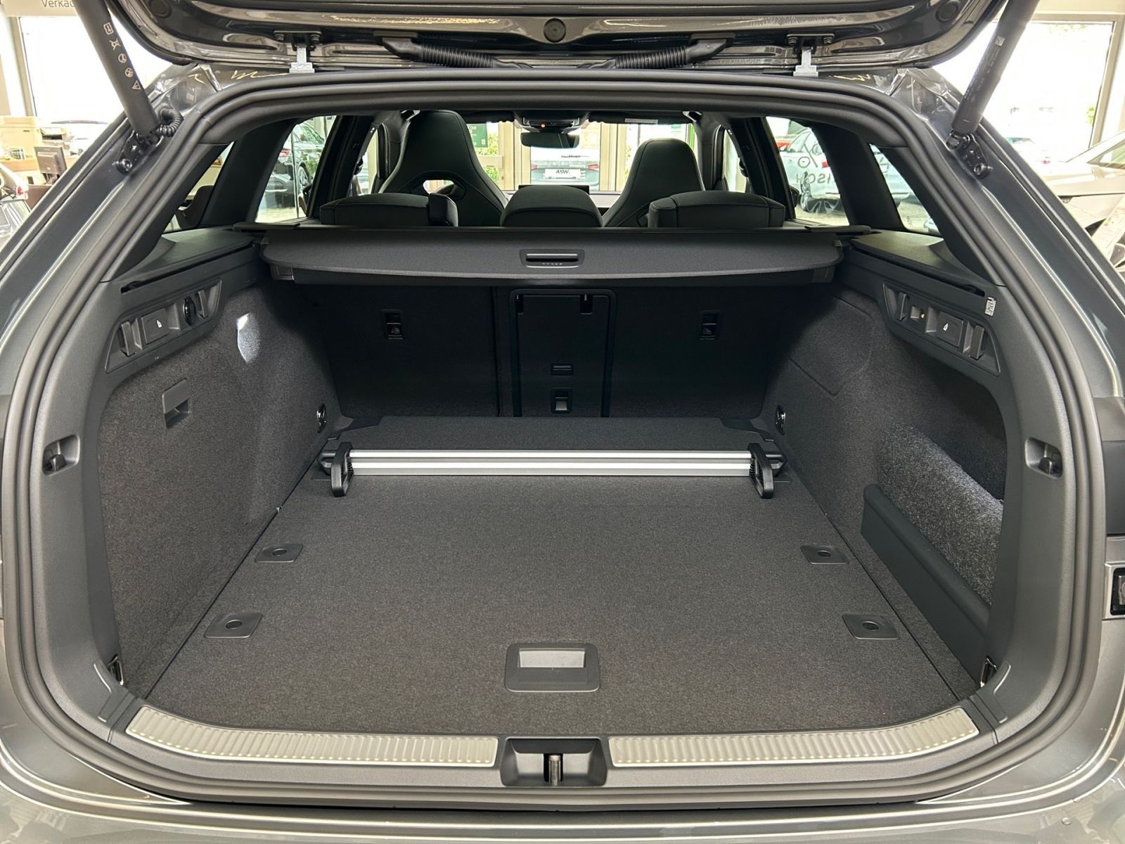 Fahrzeugabbildung SKODA Superb Combi Sportline 2,0 TDI 193 DSG 4x4 AHK