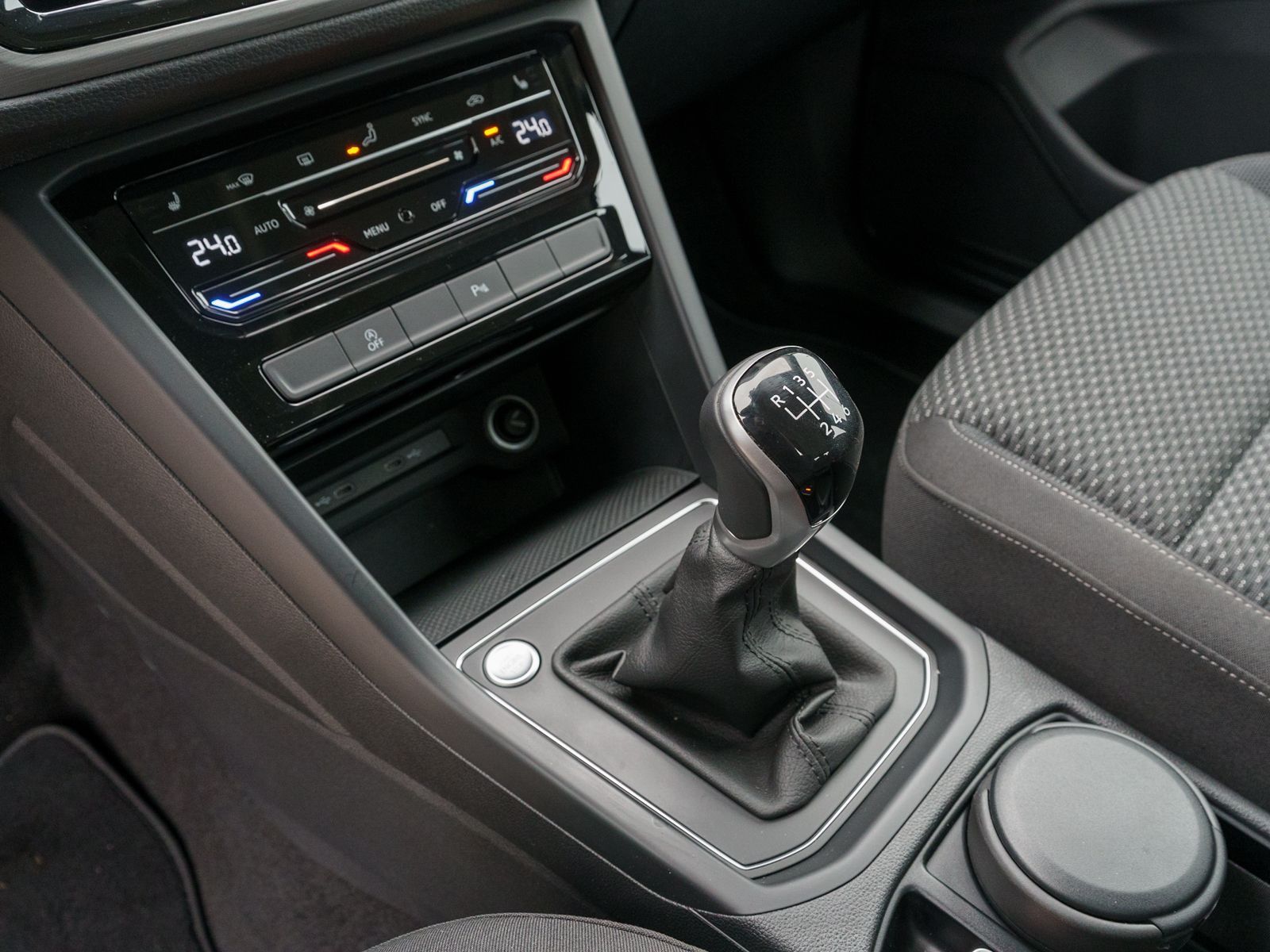 Fahrzeugabbildung Volkswagen Touran Comfortline 1.5TSI Navi ACC PDC VC AHK 7S