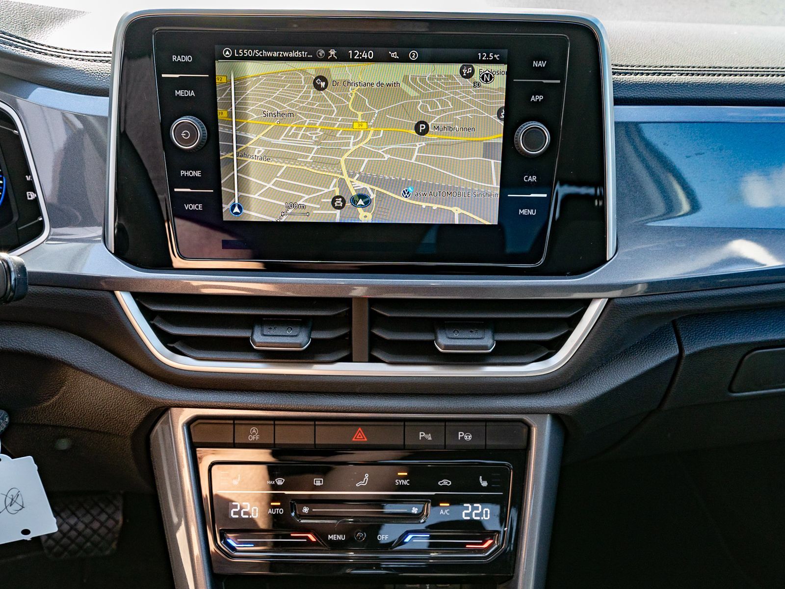 Fahrzeugabbildung Volkswagen T-Roc Style 1.5 TSI DSG LED Navi RFK ACC SHZ AHK