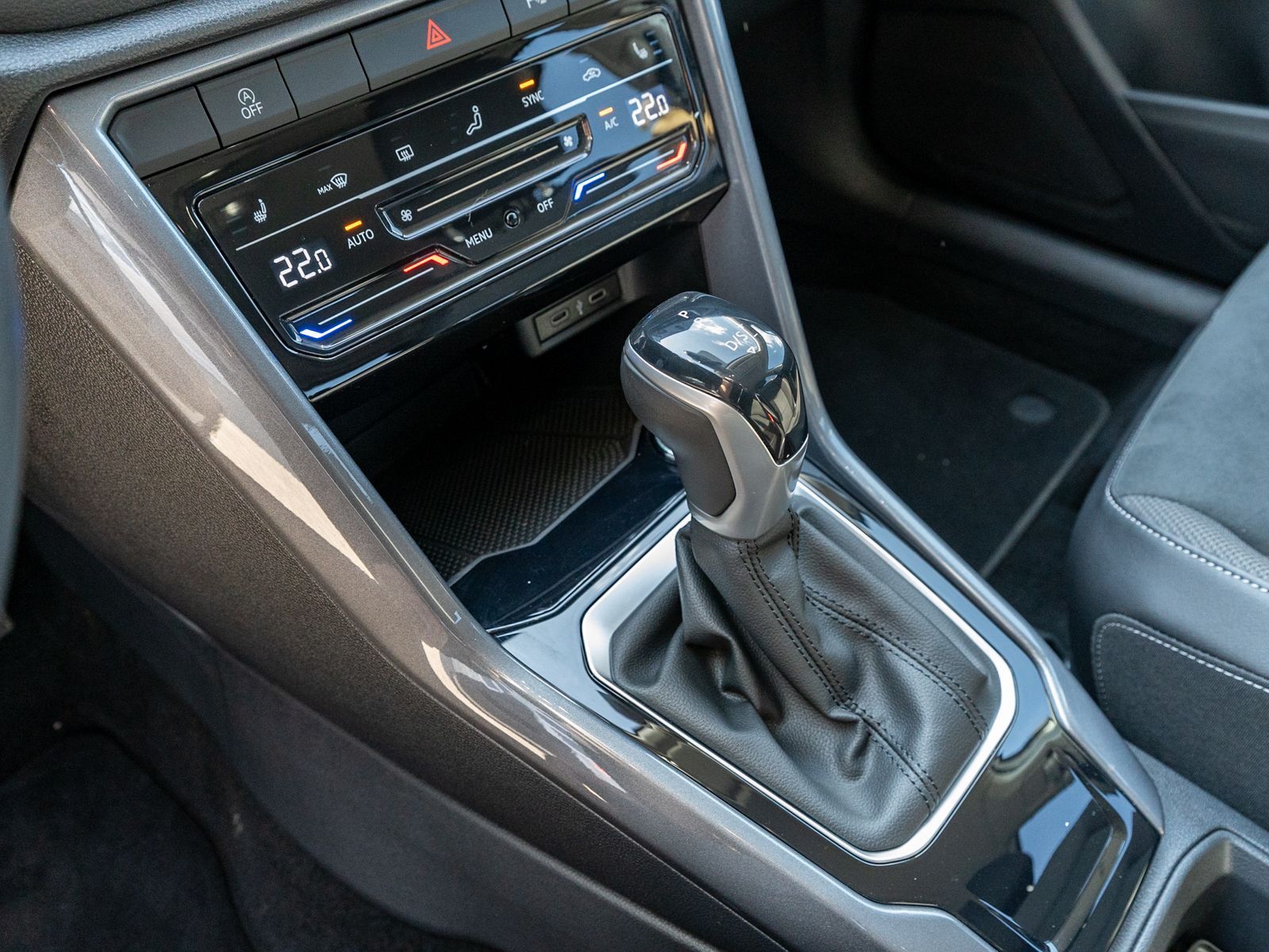 Fahrzeugabbildung Volkswagen T-Roc Style 1.5 TSI DSG LED Navi RFK ACC SHZ AHK