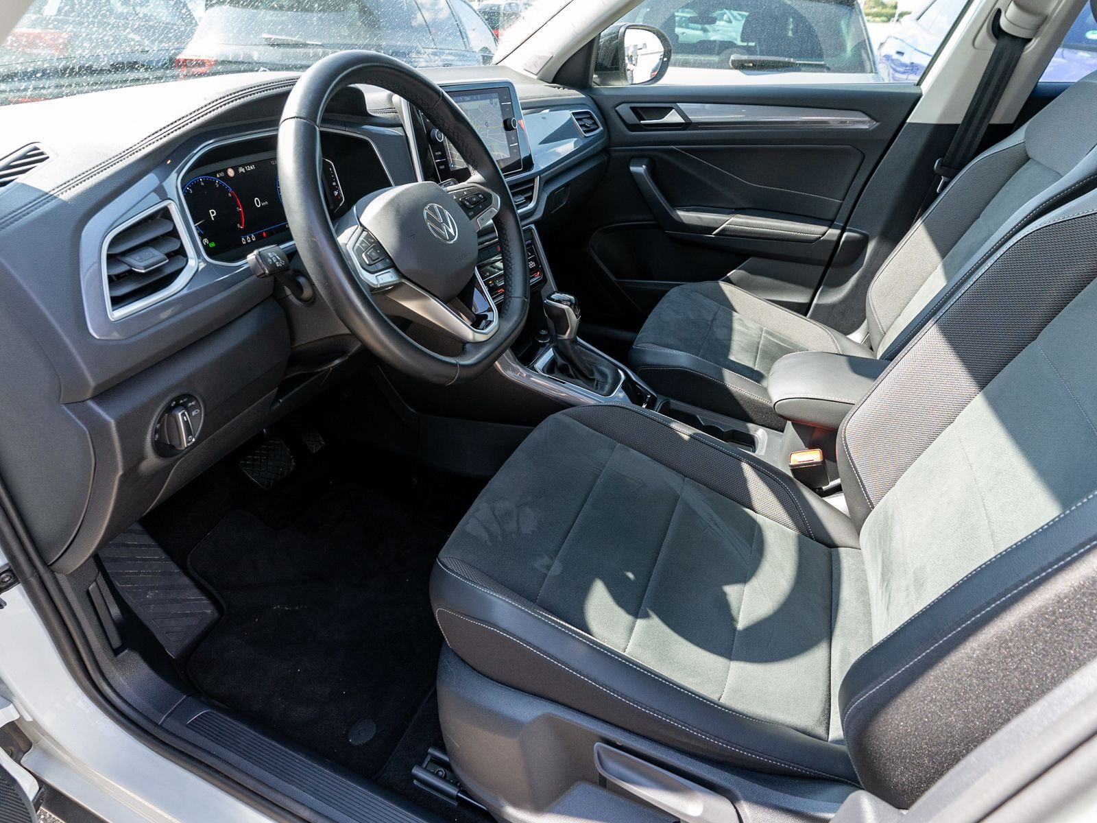 Fahrzeugabbildung Volkswagen T-Roc Style 1.5 TSI DSG LED Navi RFK ACC SHZ AHK
