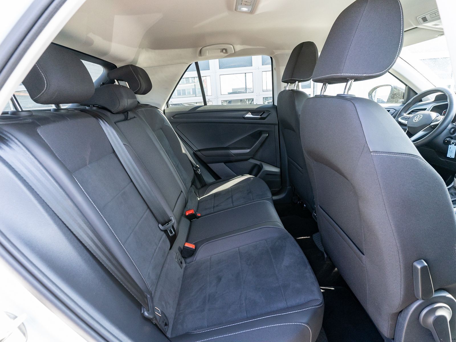 Fahrzeugabbildung Volkswagen T-Roc Style 1.5 TSI DSG LED Navi RFK ACC SHZ AHK