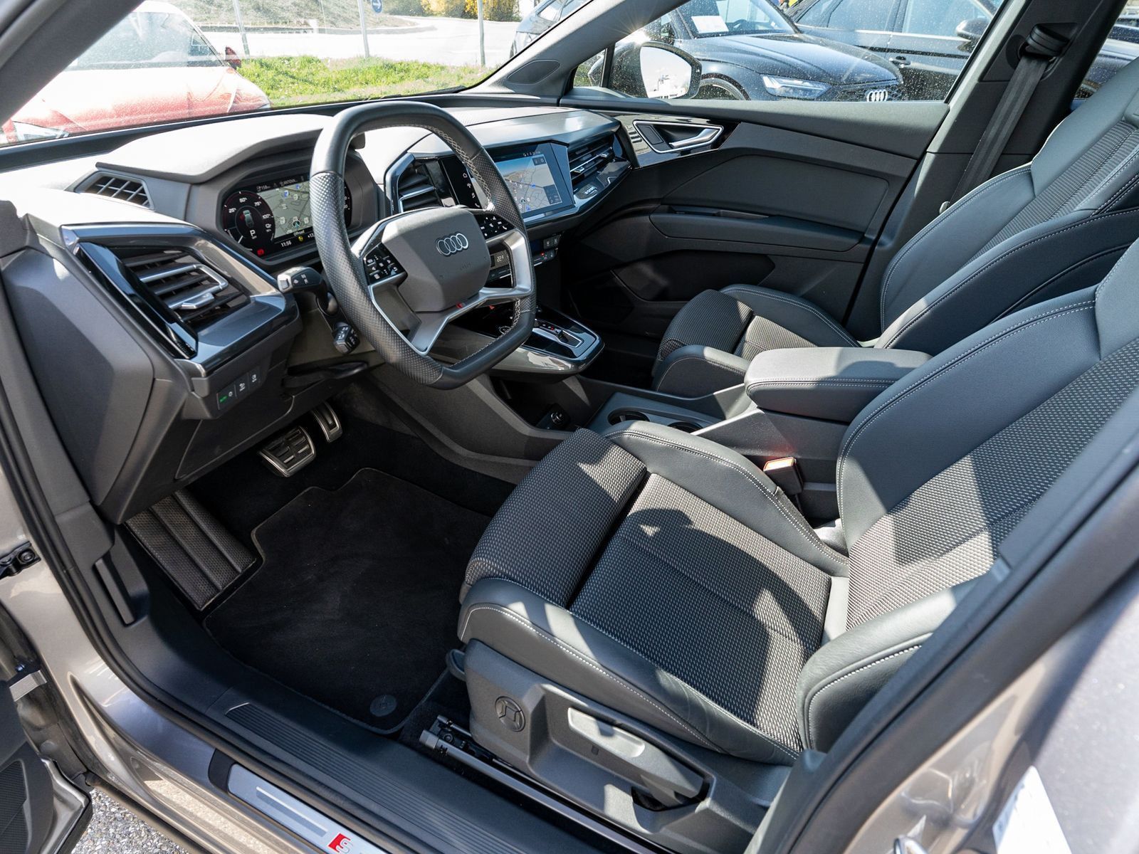 Fahrzeugabbildung Audi Q4 S line 40 e-tron Matrix Navi RFK Pano AHK