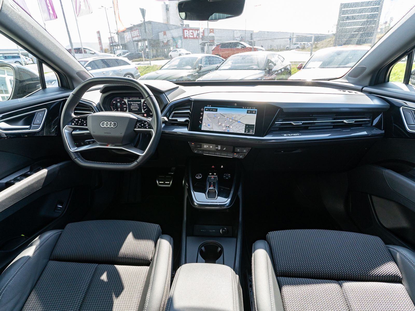 Fahrzeugabbildung Audi Q4 S line 40 e-tron Matrix Navi RFK Pano AHK