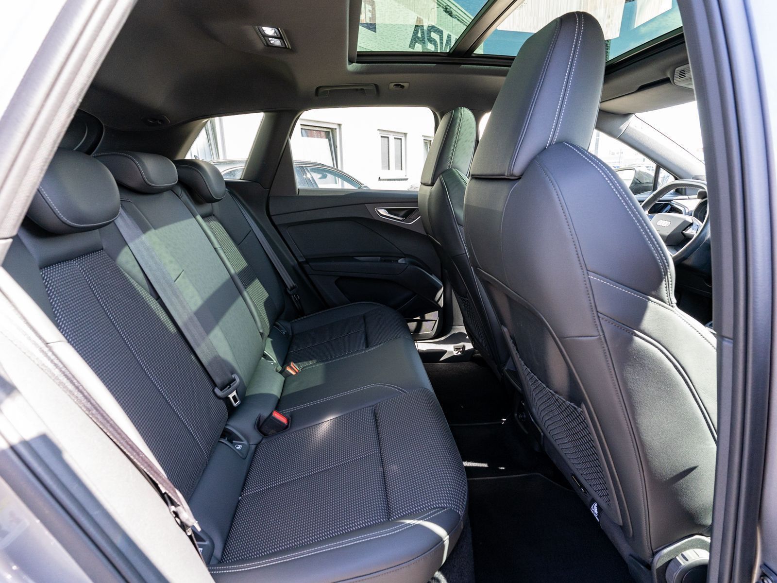 Fahrzeugabbildung Audi Q4 S line 40 e-tron Matrix Navi RFK Pano AHK