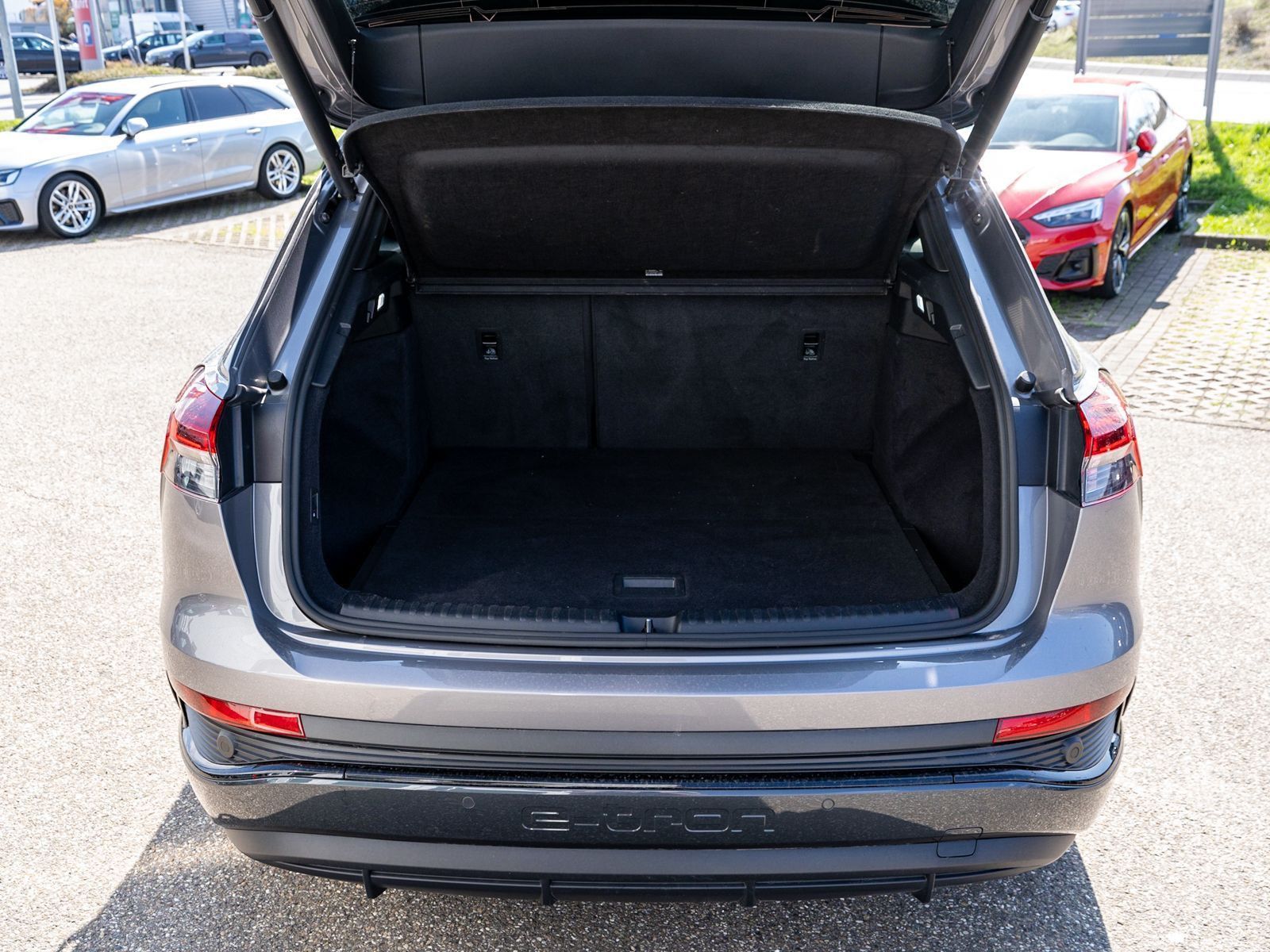 Fahrzeugabbildung Audi Q4 S line 40 e-tron Matrix Navi RFK Pano AHK