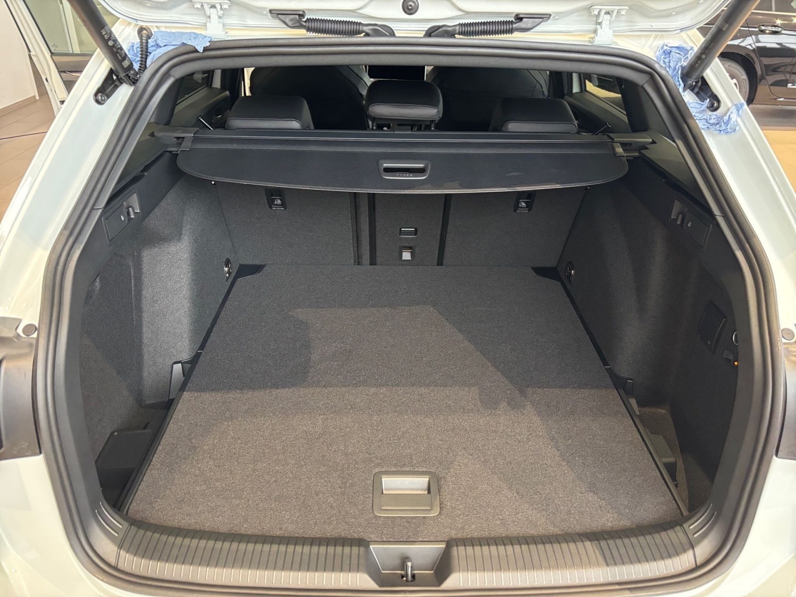 Fahrzeugabbildung Volkswagen Golf Variant R-Line 1.5 l TSI 150 PS 6-Gang