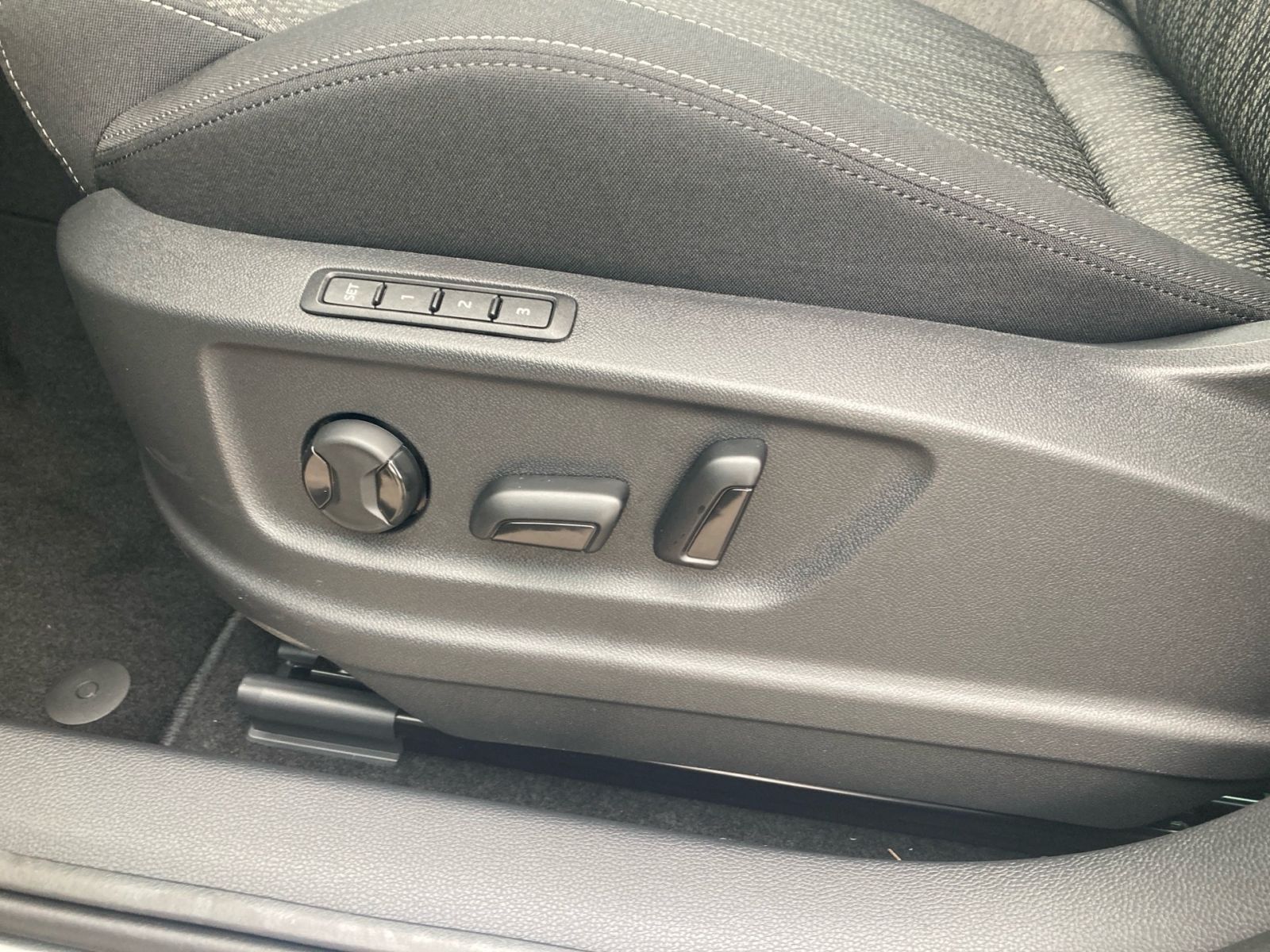 Fahrzeugabbildung SKODA Karoq Tour 1,5 TSI 150PS DSG ACC Kamera SHZ AHK