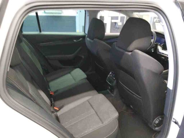 Fahrzeugabbildung SKODA Octavia Combi Clever 2.0 TDI DSG NAVI PANO AHK