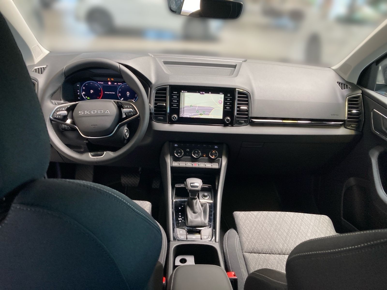 Fahrzeugabbildung SKODA Karoq Tour 1,5 TSI 150PS DSG ACC Kamera SHZ AHK