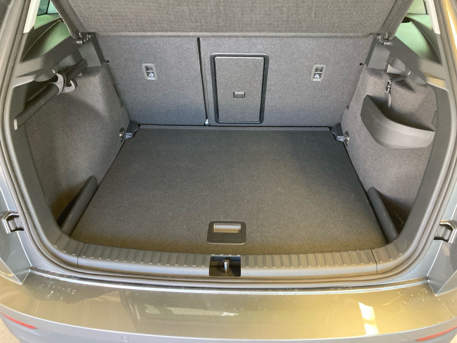 Fahrzeugabbildung SKODA Karoq Tour 1,5 TSI 150PS DSG ACC Kamera SHZ AHK
