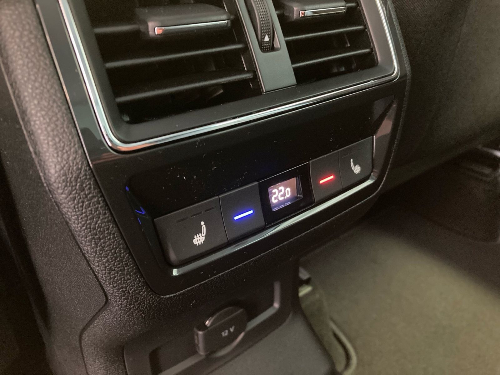 Fahrzeugabbildung SKODA Karoq Tour 1,5 TSI 150PS DSG ACC Kamera SHZ AHK