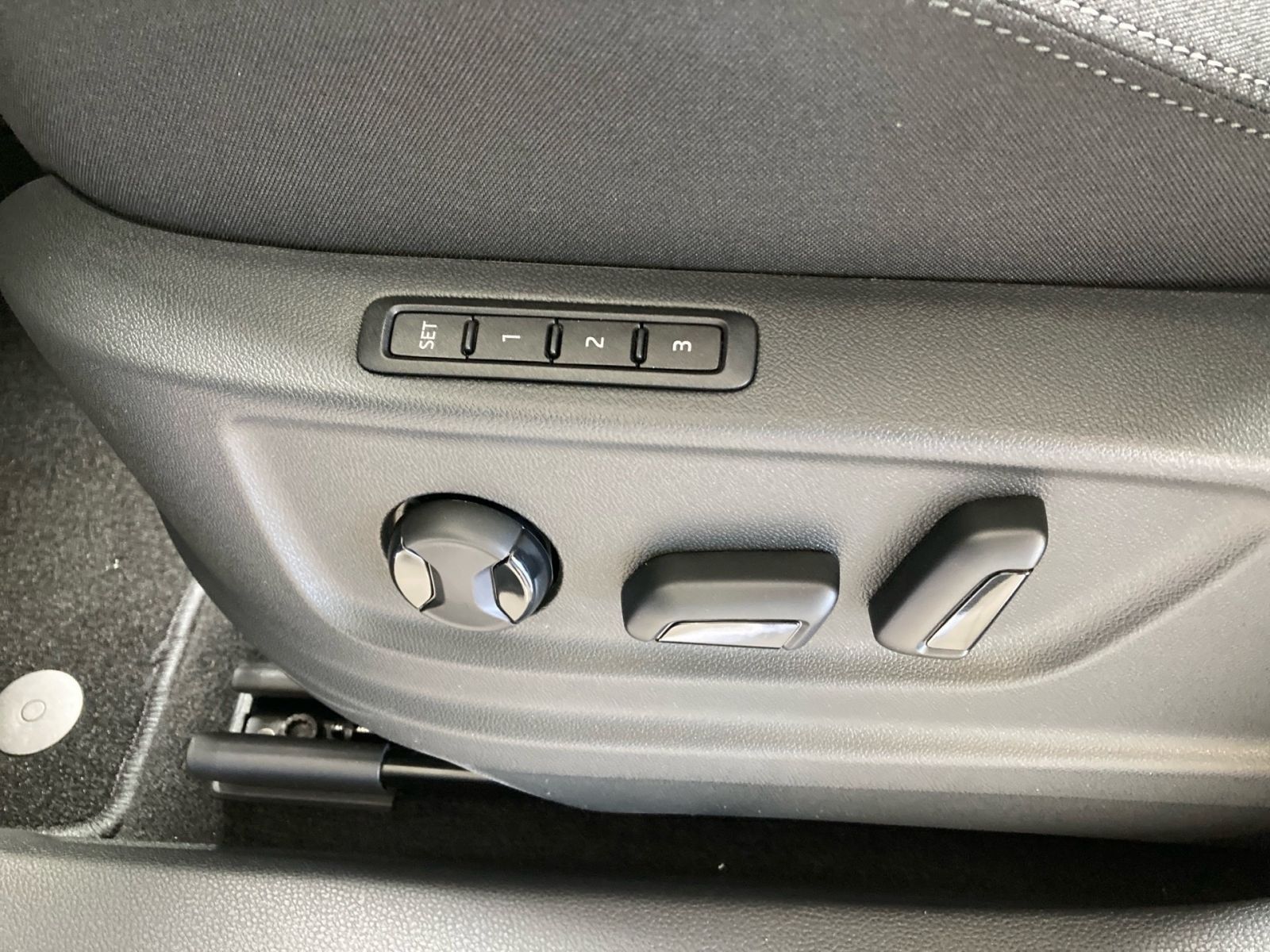 Fahrzeugabbildung SKODA Karoq Tour 1,5 TSI 150PS DSG ACC Kamera SHZ AHK