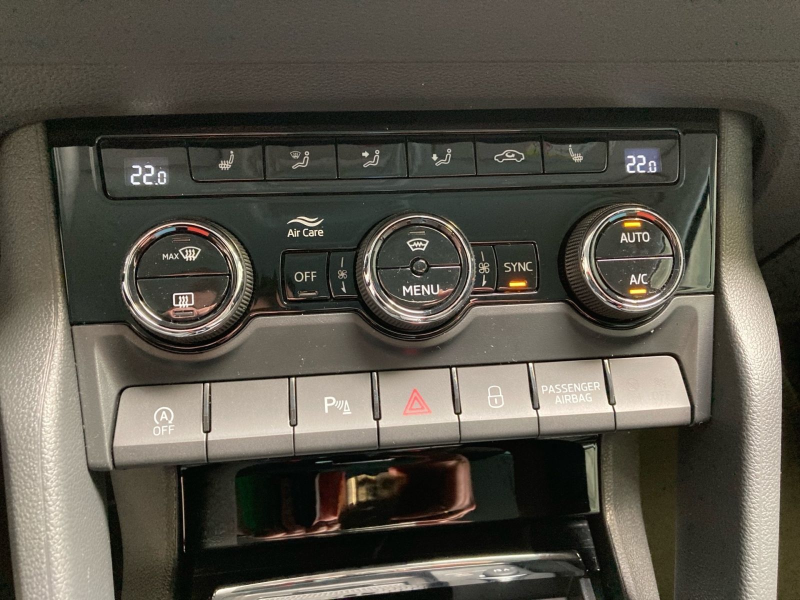 Fahrzeugabbildung SKODA Karoq Tour 1,5 TSI 150PS DSG ACC Kamera SHZ AHK