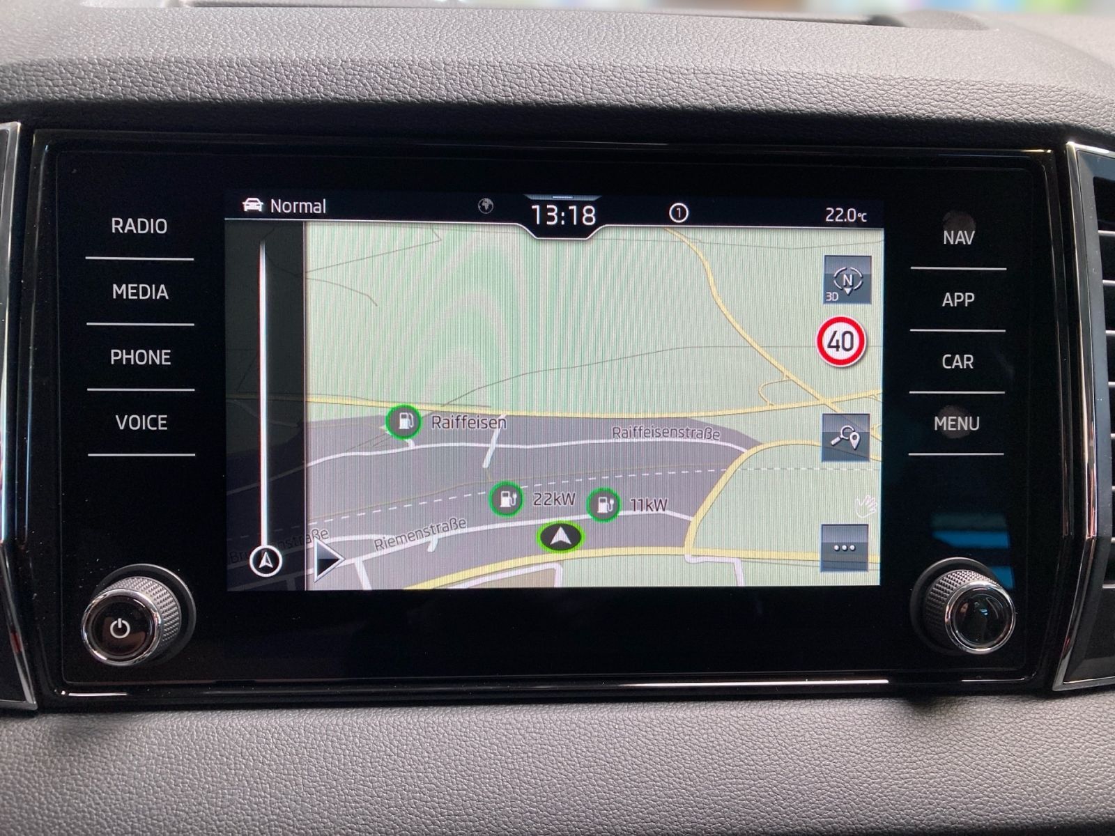 Fahrzeugabbildung SKODA Karoq Tour 1,5 TSI 150PS DSG ACC Kamera SHZ AHK