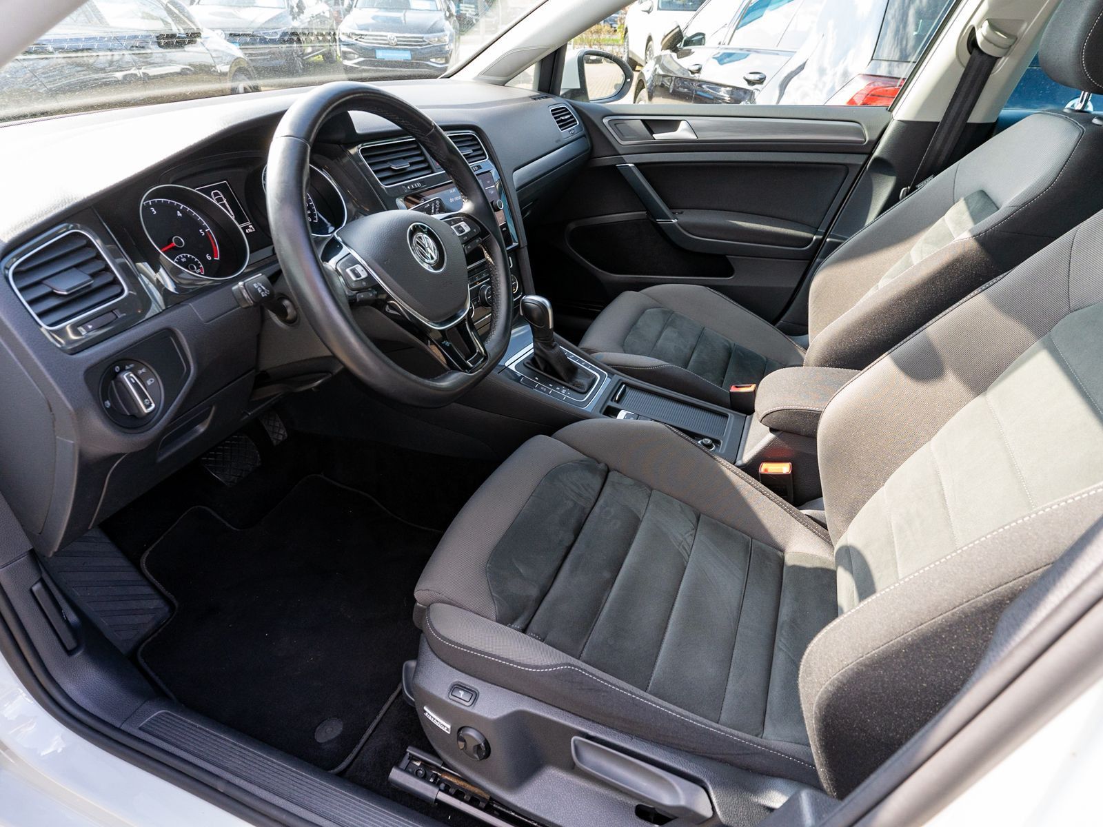Fahrzeugabbildung Volkswagen Golf Variant R-Line 2.0 TDI DSG NAVI App-Connect