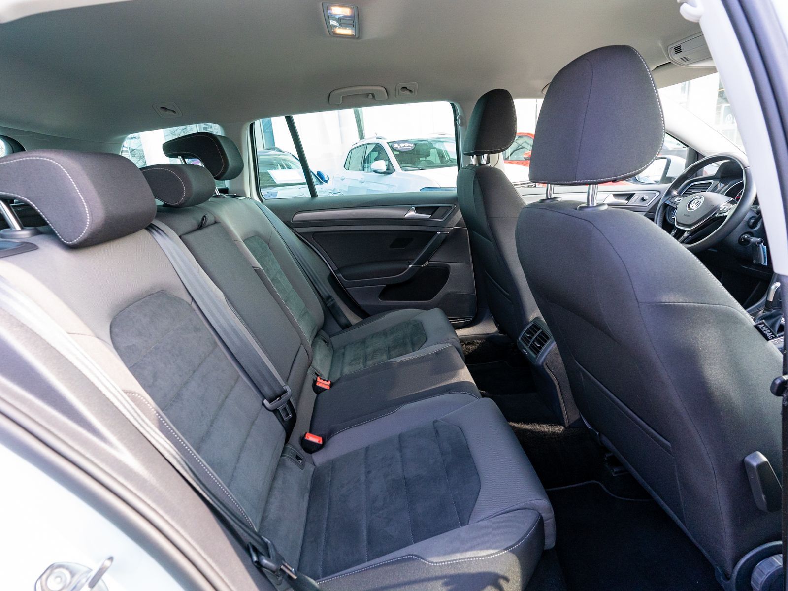 Fahrzeugabbildung Volkswagen Golf Variant R-Line 2.0 TDI DSG NAVI App-Connect