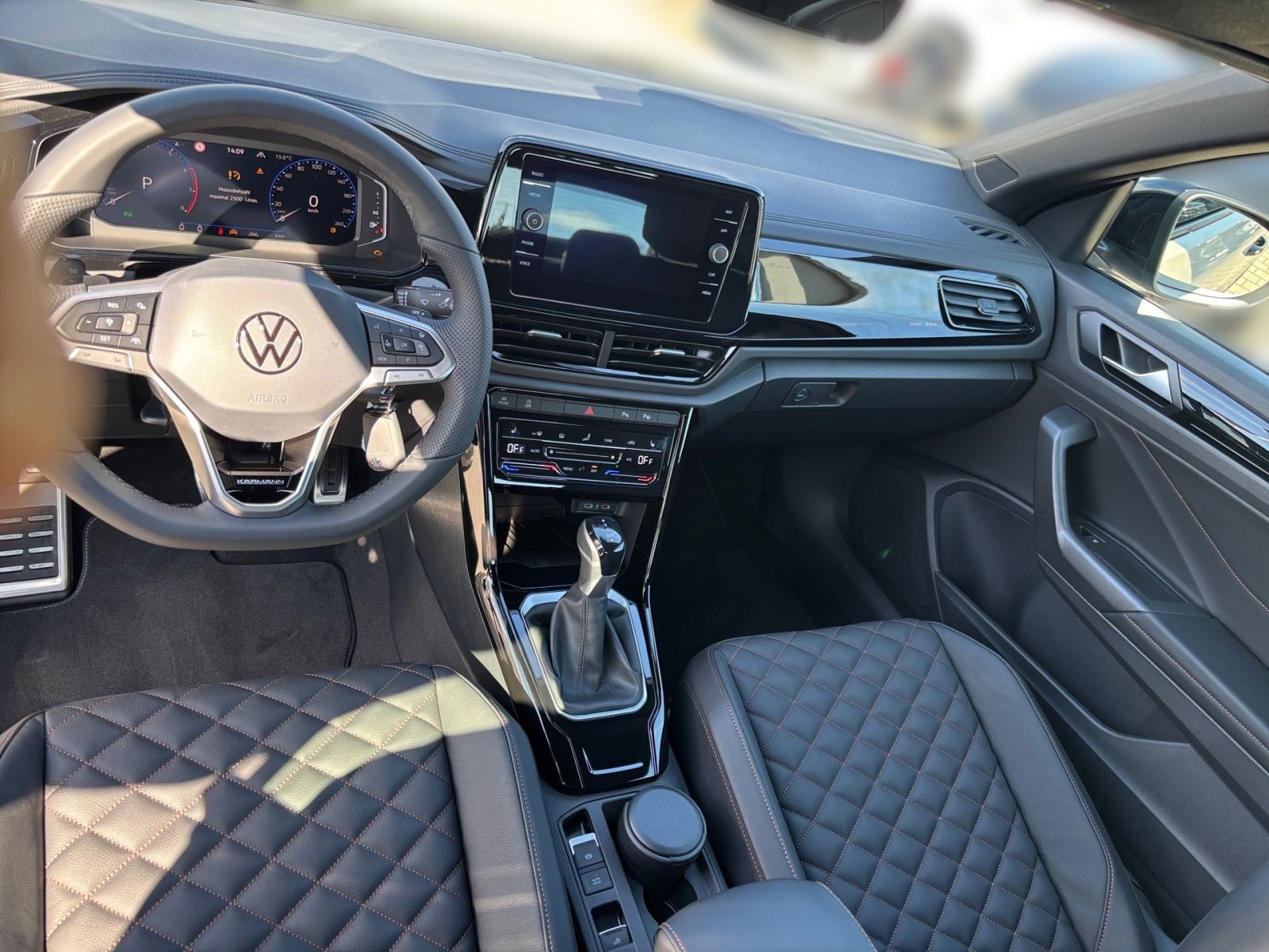 Fahrzeugabbildung Volkswagen T-Roc Cabriolet R-Line 1.5 l TSI 150 PS DSG EDIT