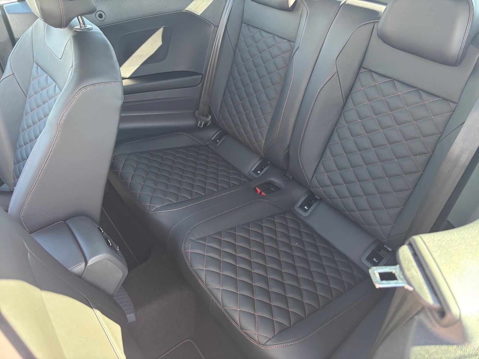 Fahrzeugabbildung Volkswagen T-Roc Cabriolet R-Line 1.5 l TSI 150 PS DSG EDIT