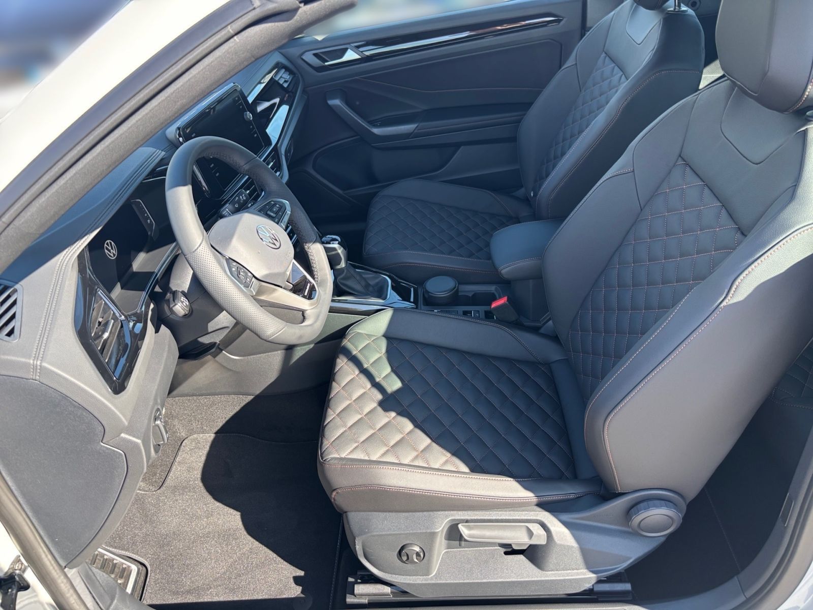 Fahrzeugabbildung Volkswagen T-Roc Cabriolet R-Line 1.5 l TSI 150 PS DSG EDIT