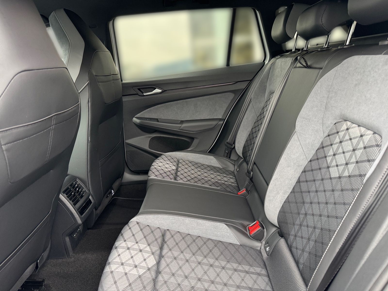 Fahrzeugabbildung Volkswagen Golf Variant R-Line 2.0 TDI DSG AHK Head-Up