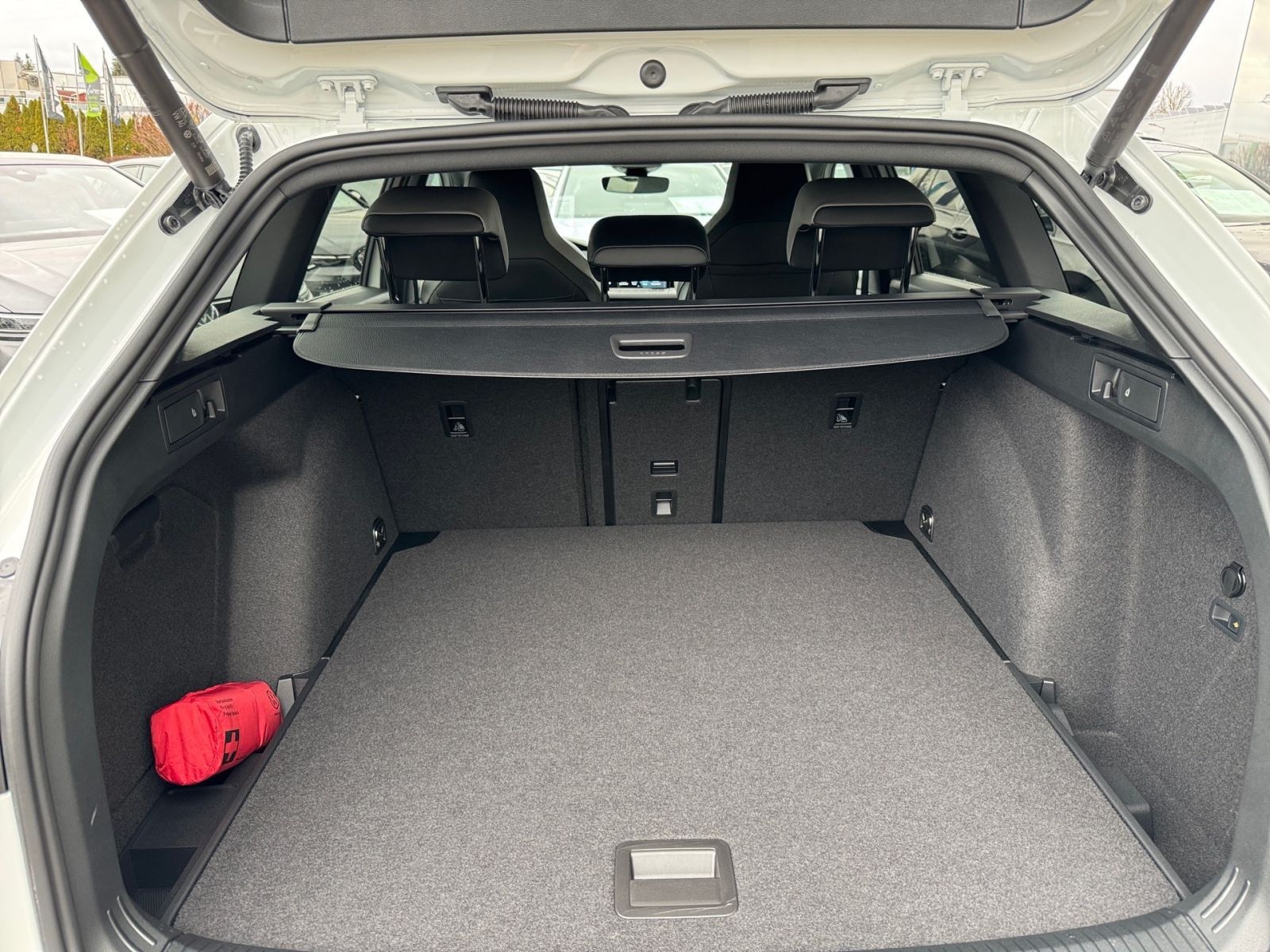 Fahrzeugabbildung Volkswagen Golf Variant R-Line 2.0 TDI DSG AHK Head-Up