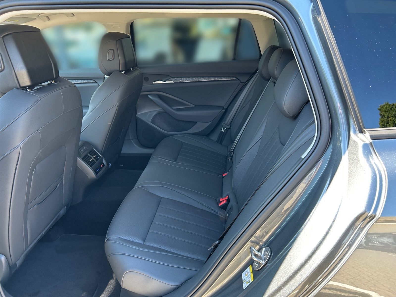 Fahrzeugabbildung SKODA Superb Combi Selection 2,0 TDI 193PS DSG 4x4 AHK