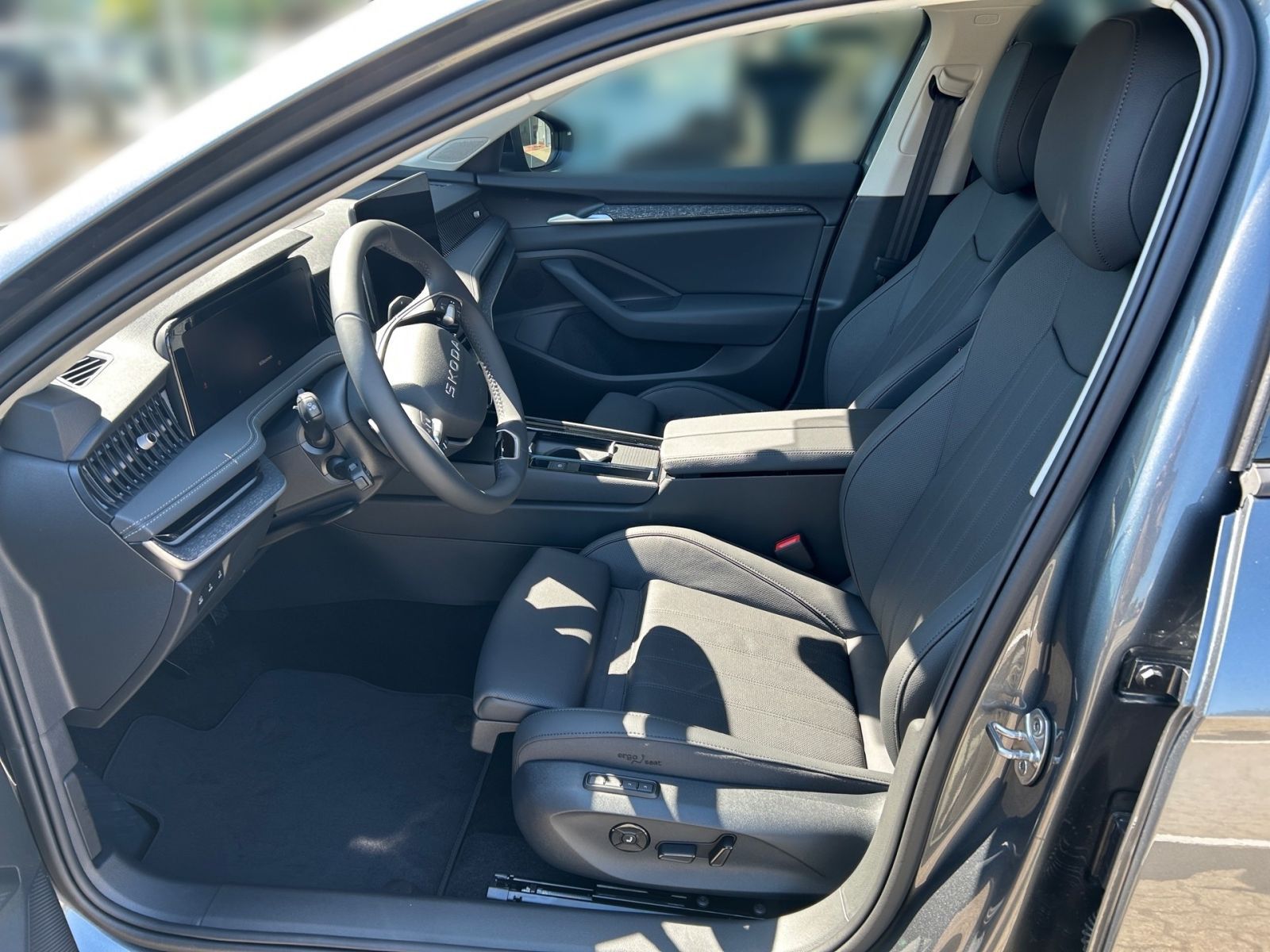 Fahrzeugabbildung SKODA Superb Combi Selection 2,0 TDI 193PS DSG 4x4 AHK