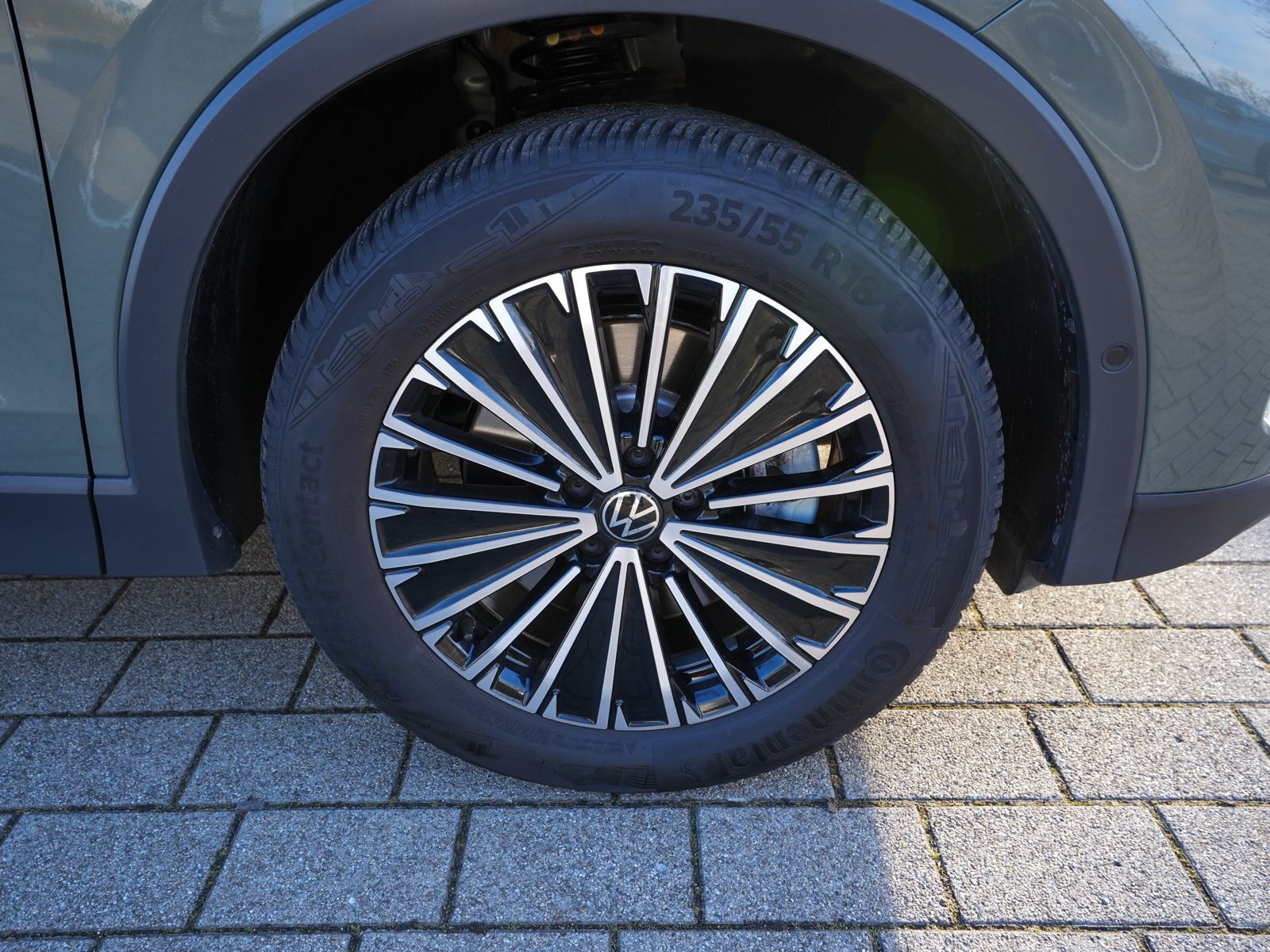 Fahrzeugabbildung Volkswagen Tiguan Life 4M 2.0 TDI DSG LED NAVI ACC RFK AHK