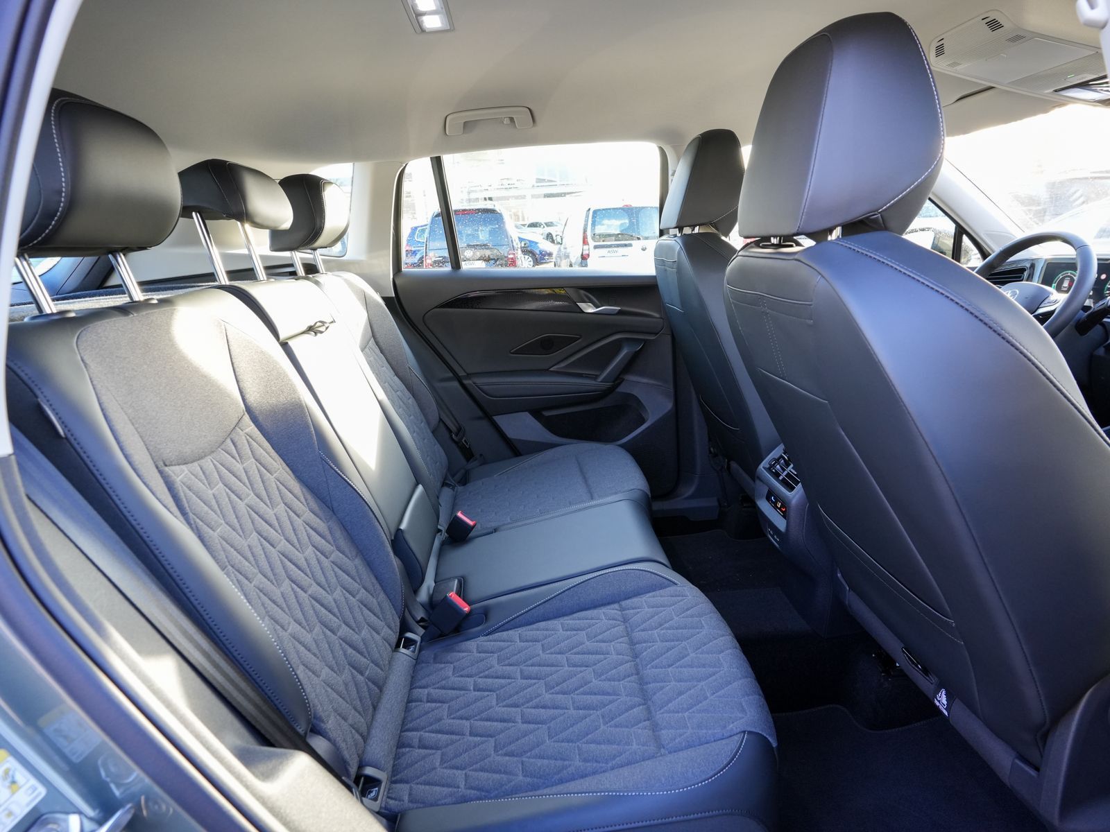 Fahrzeugabbildung Volkswagen Tiguan Life 4M 2.0 TDI DSG LED NAVI ACC RFK AHK