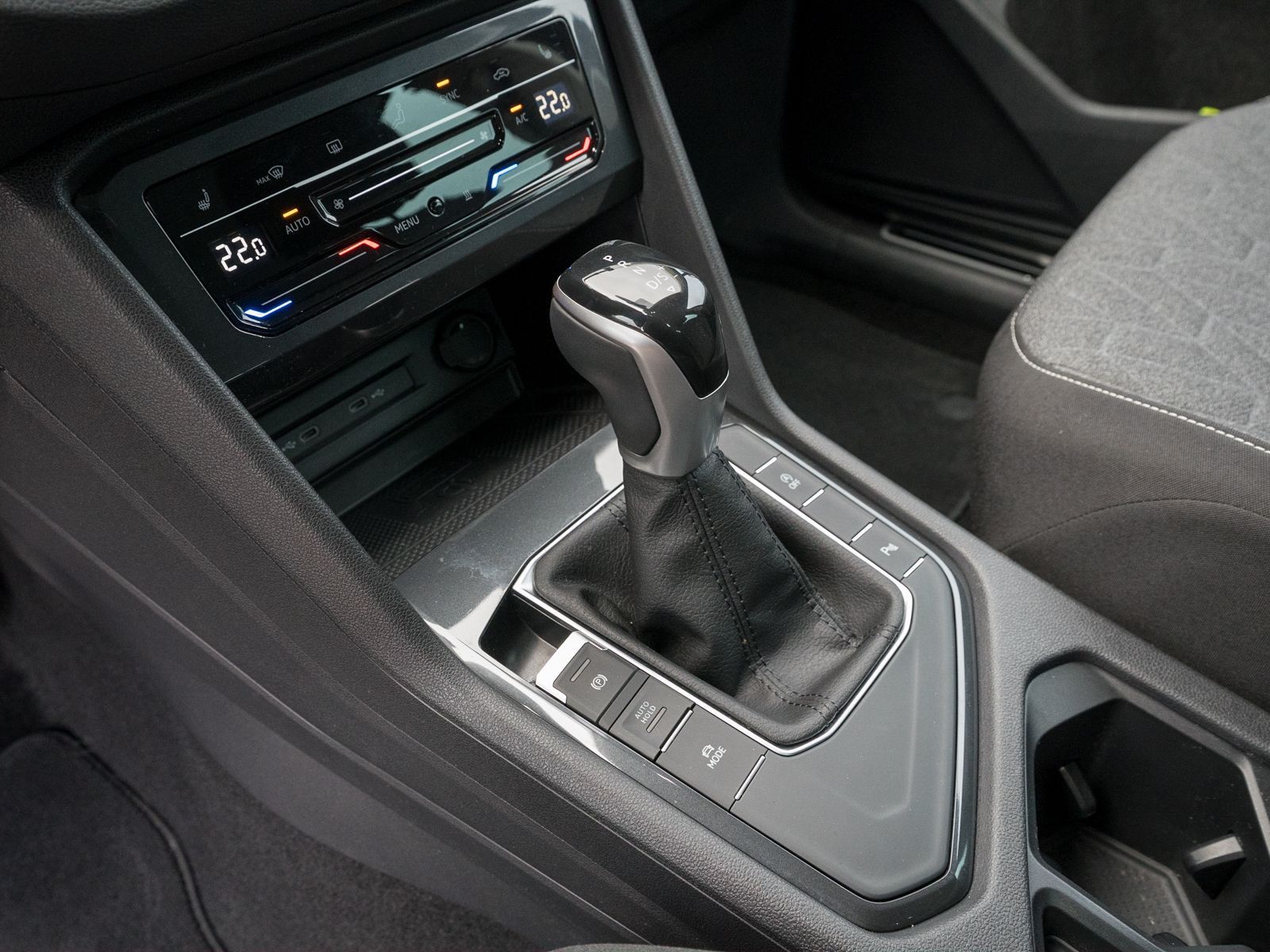 Fahrzeugabbildung Volkswagen Tiguan MOVE 2.0TDI DSG LED Nav PDC ACC Stdhz AHK