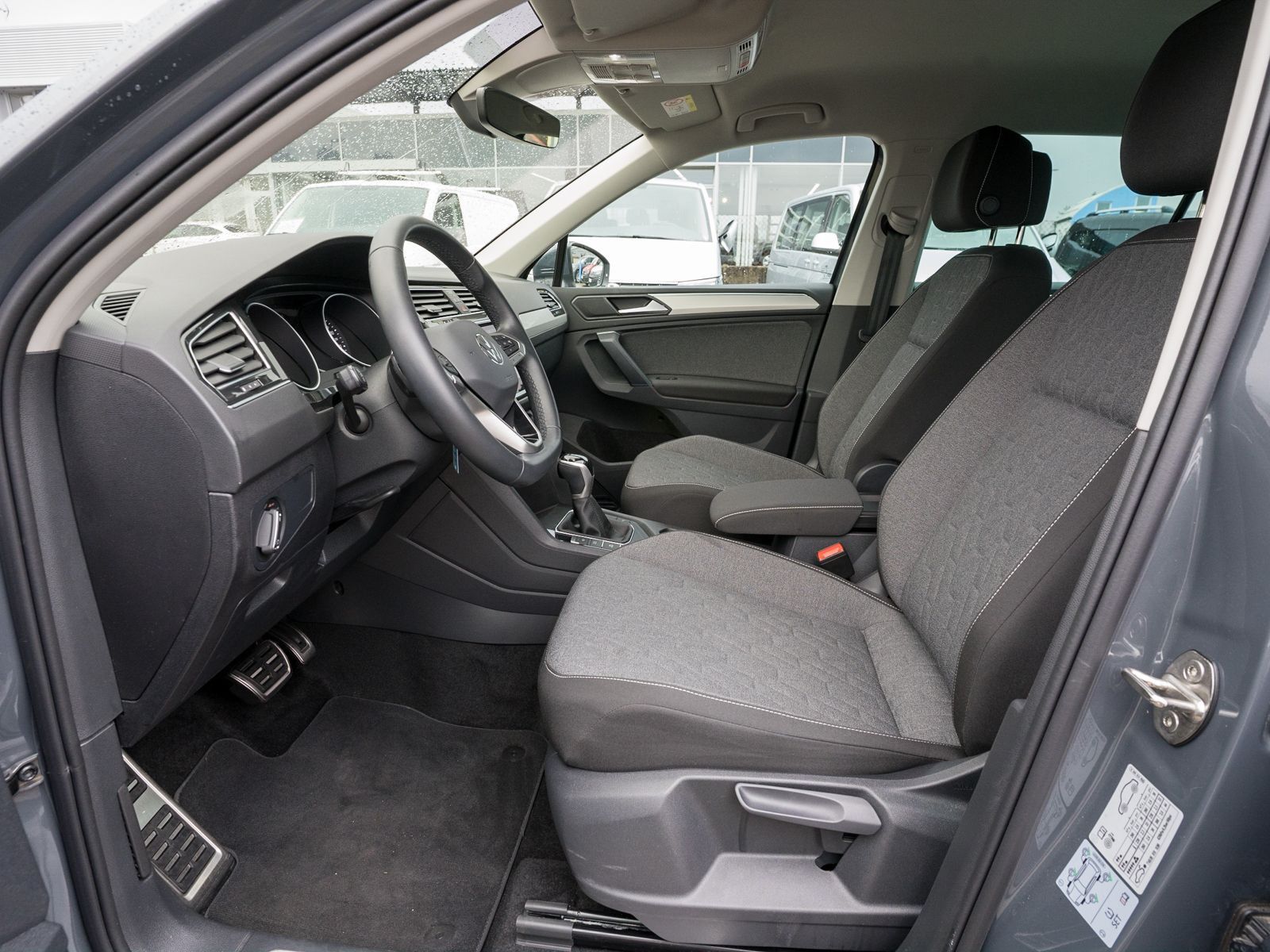 Fahrzeugabbildung Volkswagen Tiguan MOVE 2.0TDI DSG LED Nav PDC ACC Stdhz AHK