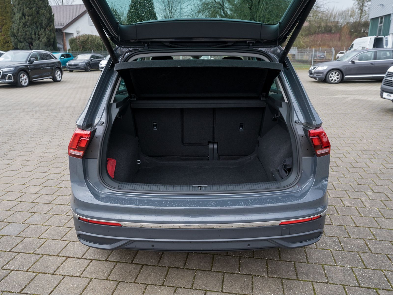 Fahrzeugabbildung Volkswagen Tiguan MOVE 2.0TDI DSG LED Nav PDC ACC Stdhz AHK