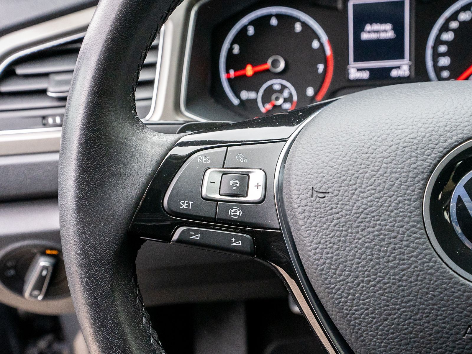 Fahrzeugabbildung Volkswagen T-Roc Style 1.5 TSI DSG Navi PDC ACC SHZ AHK