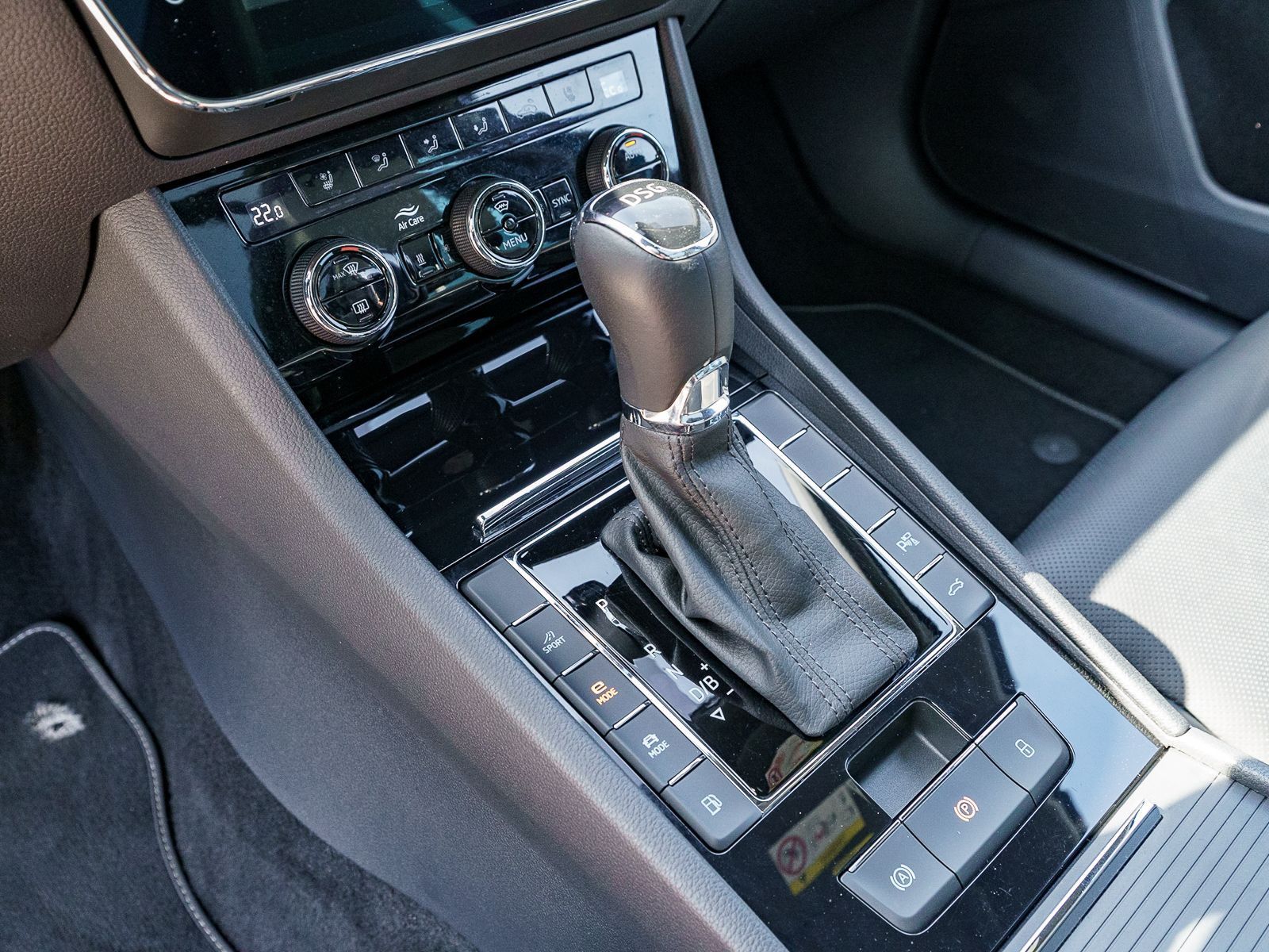 Fahrzeugabbildung SKODA Superb iV Combi L&K 1.4 TSI 360° Pano Stdhzg AHK