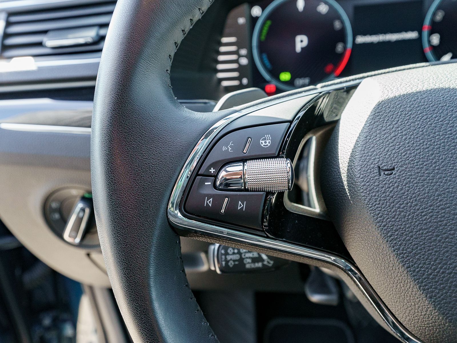 Fahrzeugabbildung SKODA Superb iV Combi L&K 1.4 TSI 360° Pano Stdhzg AHK