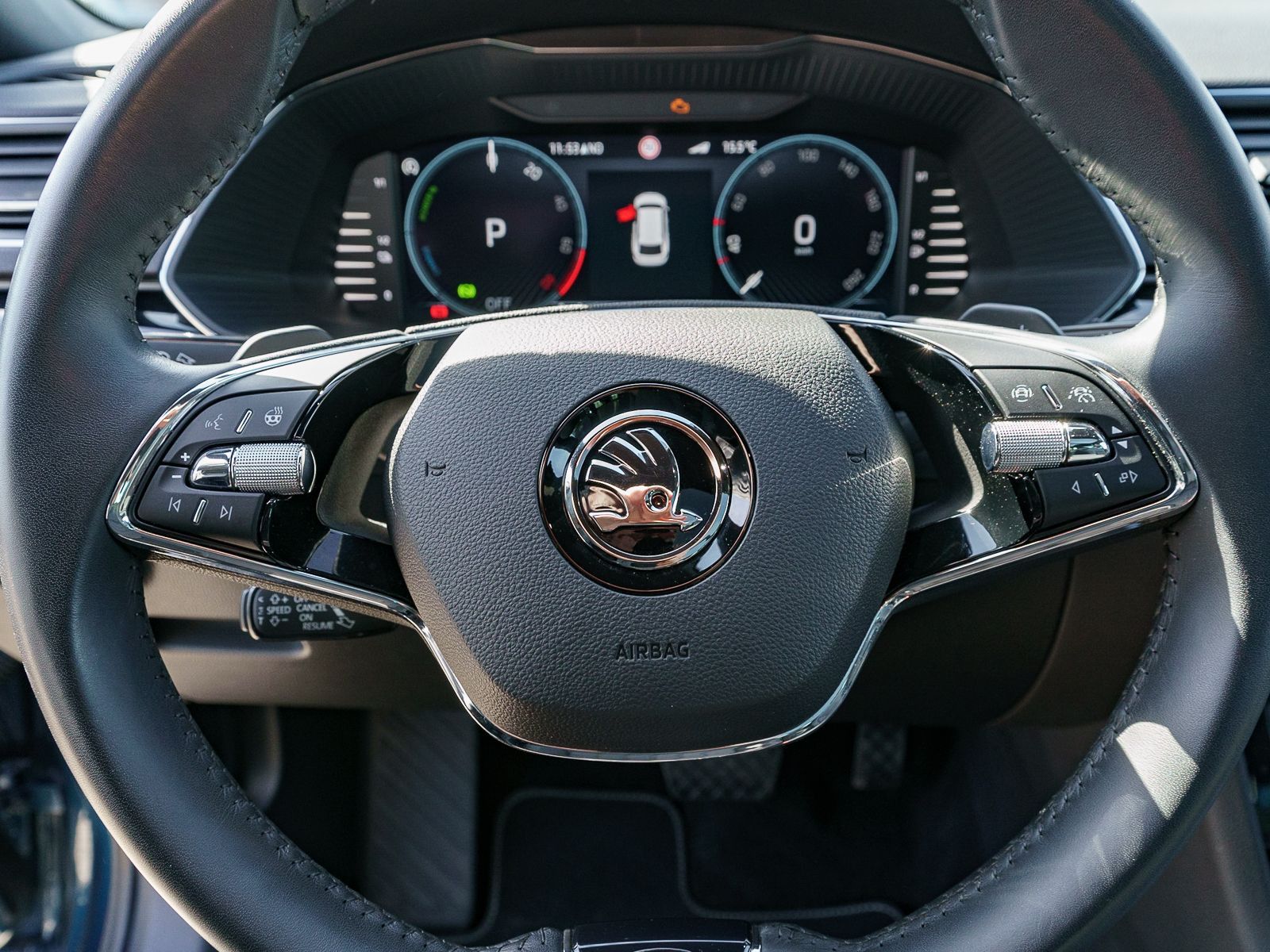 Fahrzeugabbildung SKODA Superb iV Combi L&K 1.4 TSI 360° Pano Stdhzg AHK