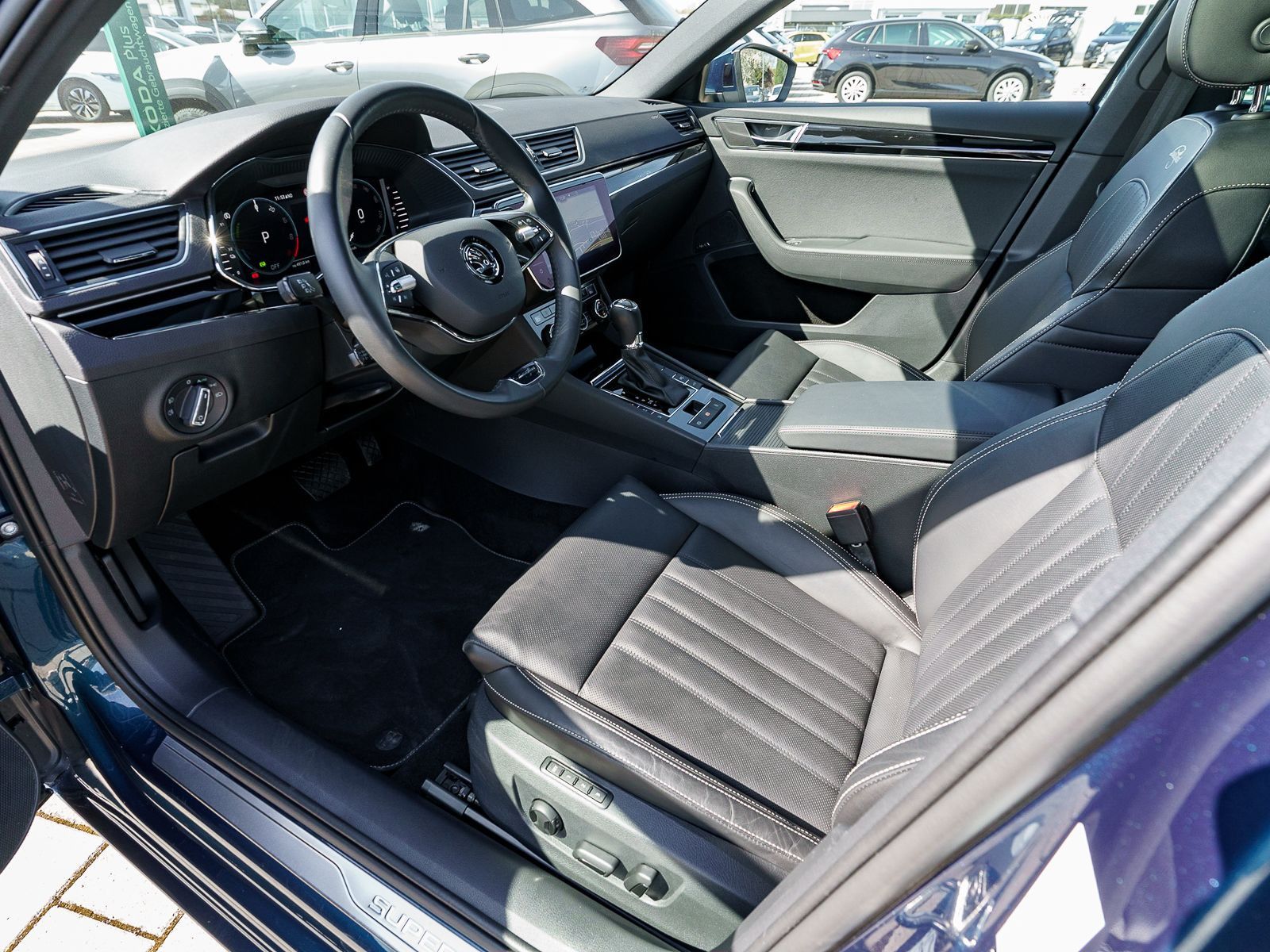 Fahrzeugabbildung SKODA Superb iV Combi L&K 1.4 TSI 360° Pano Stdhzg AHK