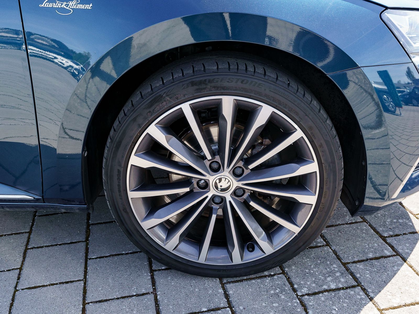 Fahrzeugabbildung SKODA Superb iV Combi L&K 1.4 TSI 360° Pano Stdhzg AHK