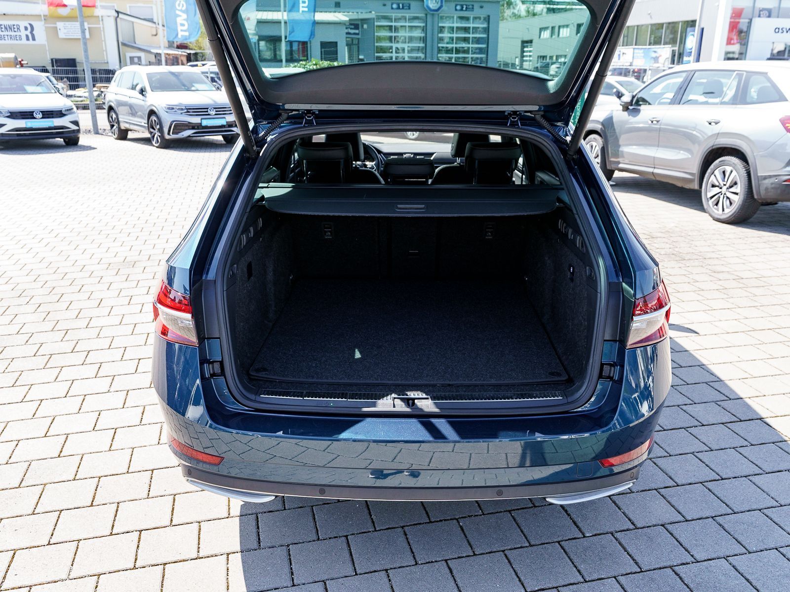 Fahrzeugabbildung SKODA Superb iV Combi L&K 1.4 TSI 360° Pano Stdhzg AHK