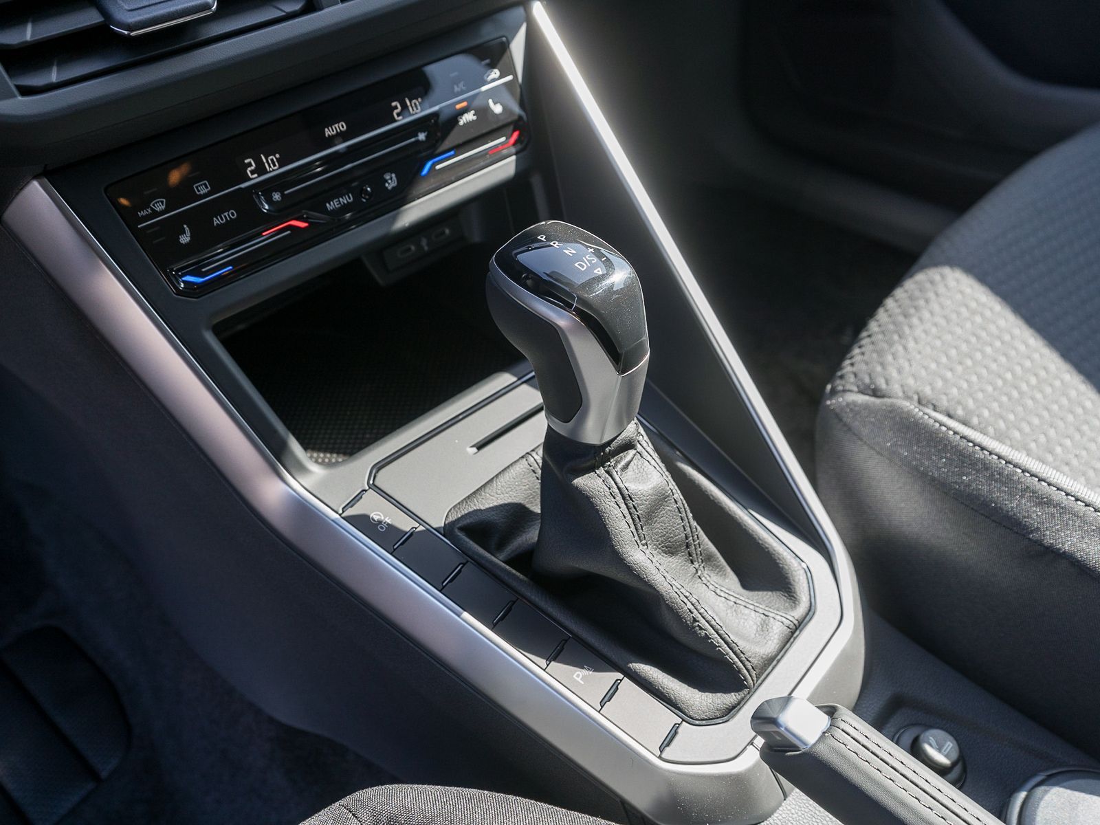 Fahrzeugabbildung Volkswagen Polo Life 1.0 TSI DSG LED RFK VC SHZ PDC v/h Alu