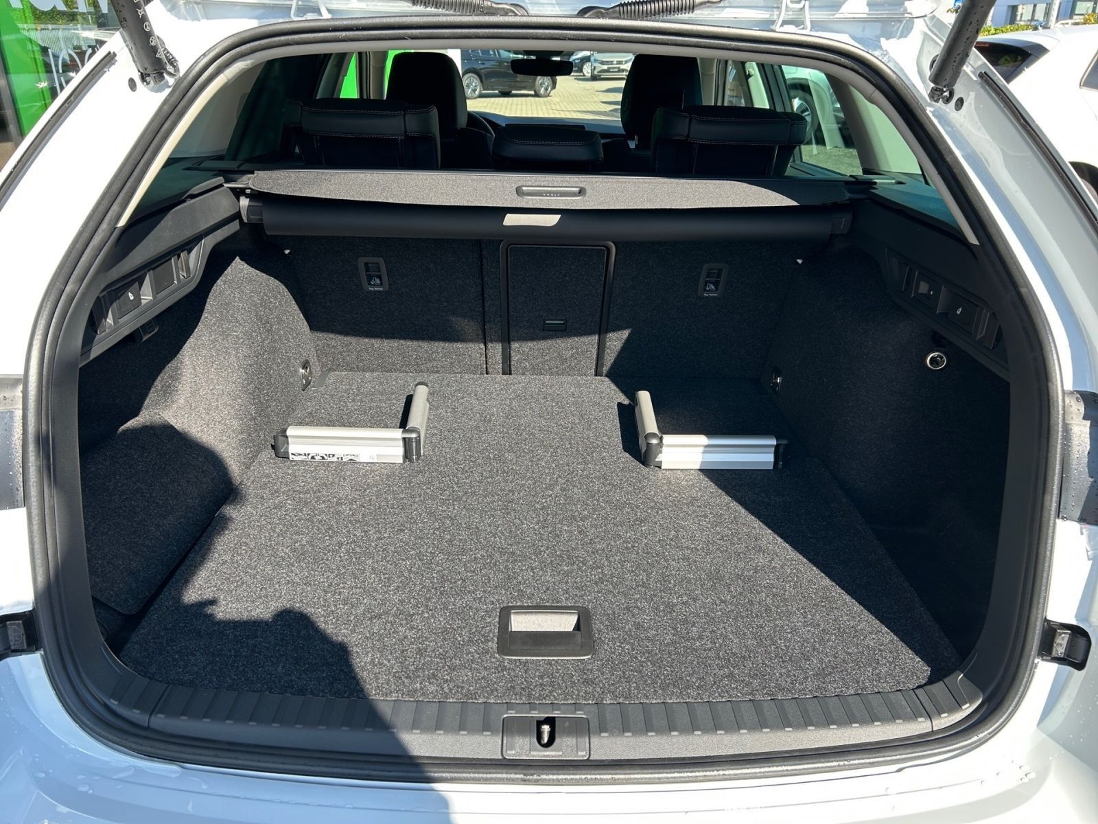 Fahrzeugabbildung SKODA Octavia Combi Tour 2,0 TDI 150PS DSG ACC SHZ AHK
