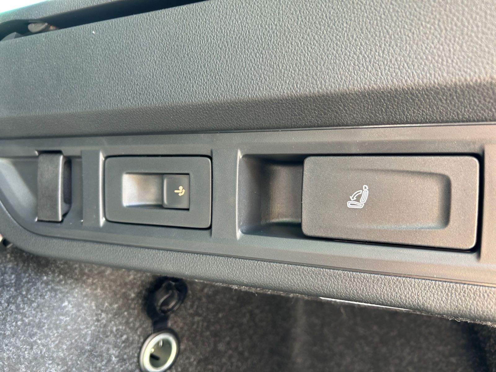 Fahrzeugabbildung SKODA Octavia Combi Tour 2,0 TDI 150PS DSG ACC SHZ AHK