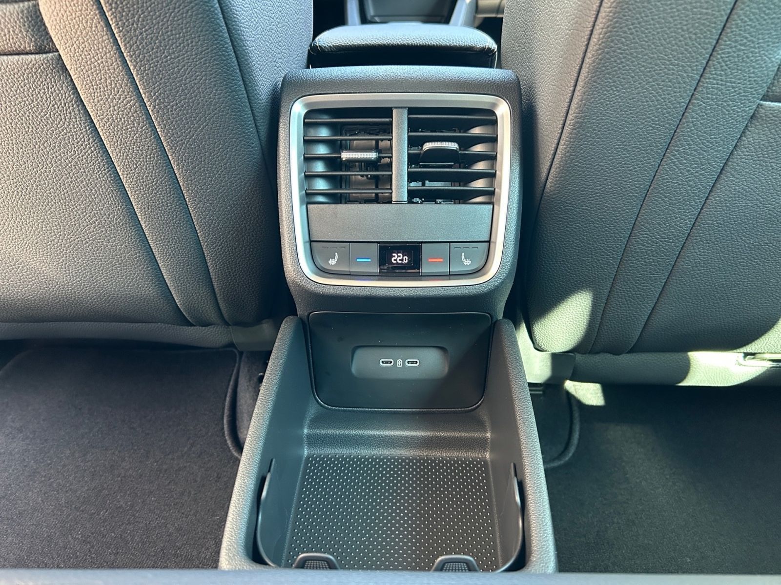 Fahrzeugabbildung SKODA Octavia Combi Tour 2,0 TDI 150PS DSG ACC SHZ AHK