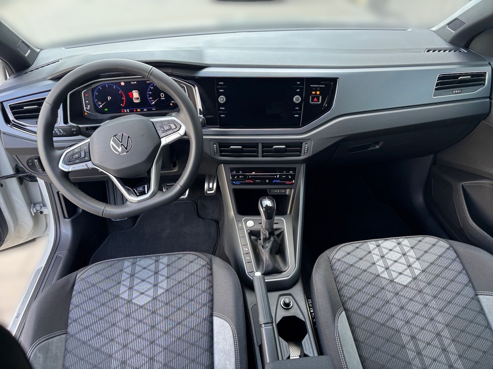 Fahrzeugabbildung Volkswagen Taigo R-Line 1,5 l TSI 150 PS DSG NAVI AHK Kamer