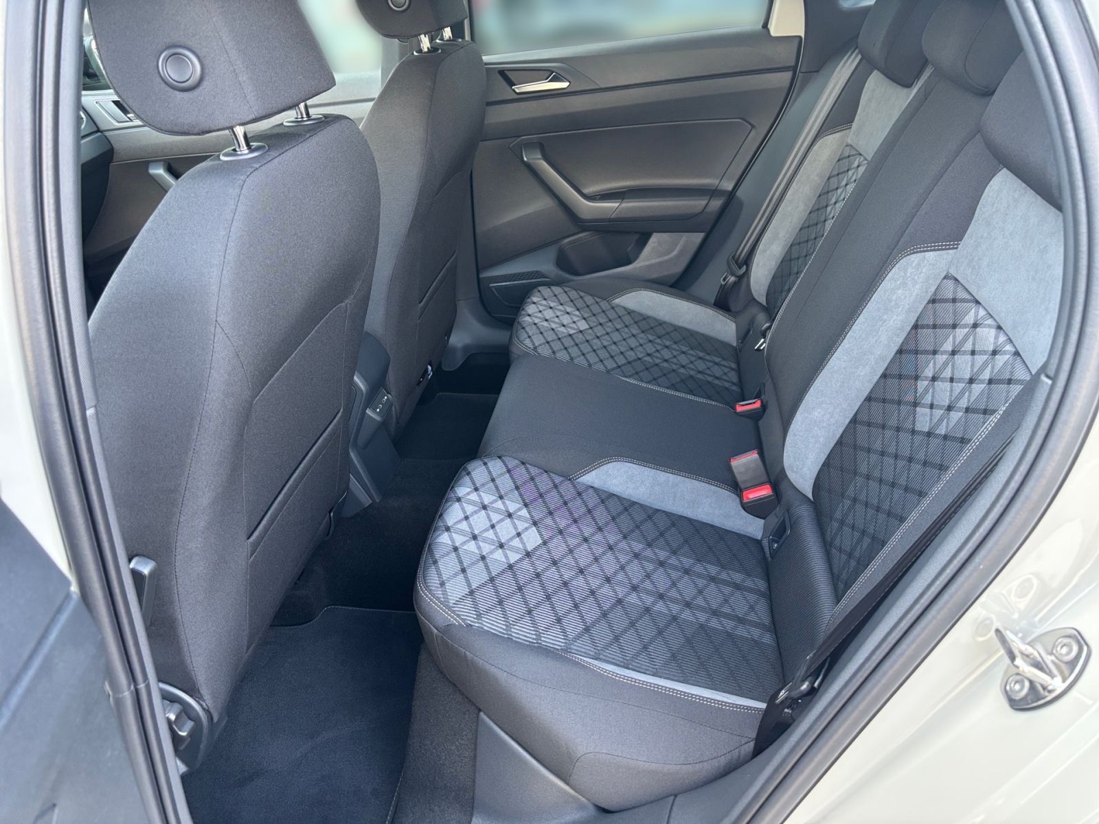 Fahrzeugabbildung Volkswagen Taigo R-Line 1,5 l TSI 150 PS DSG NAVI AHK Kamer