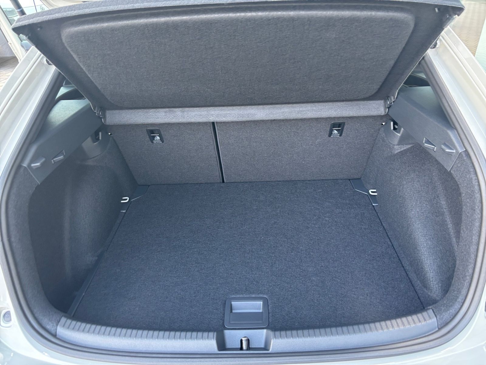 Fahrzeugabbildung Volkswagen Taigo R-Line 1,5 l TSI 150 PS DSG NAVI AHK Kamer
